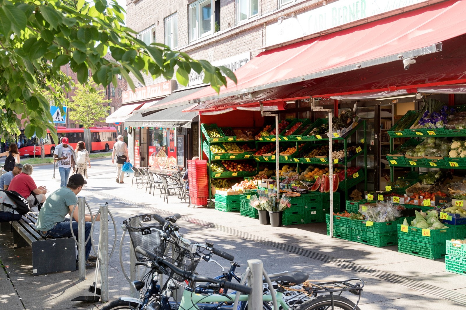 På Carl Berner finnes også Narvesen og 7-eleven, Backstube og Kaffekompaniet. Carl Berner frukt og grønt selger ferske grønnsaker og Mini Sushi kan by på deilig take-away. Galleribilde