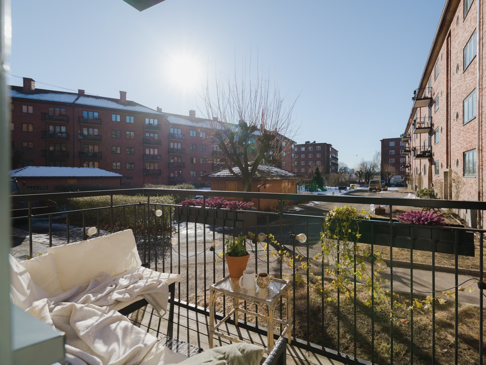 Flott utsyn over en fantastisk bakgård, som ble tildelt Bymiljøetatens hagediplom 2020. Galleribilde