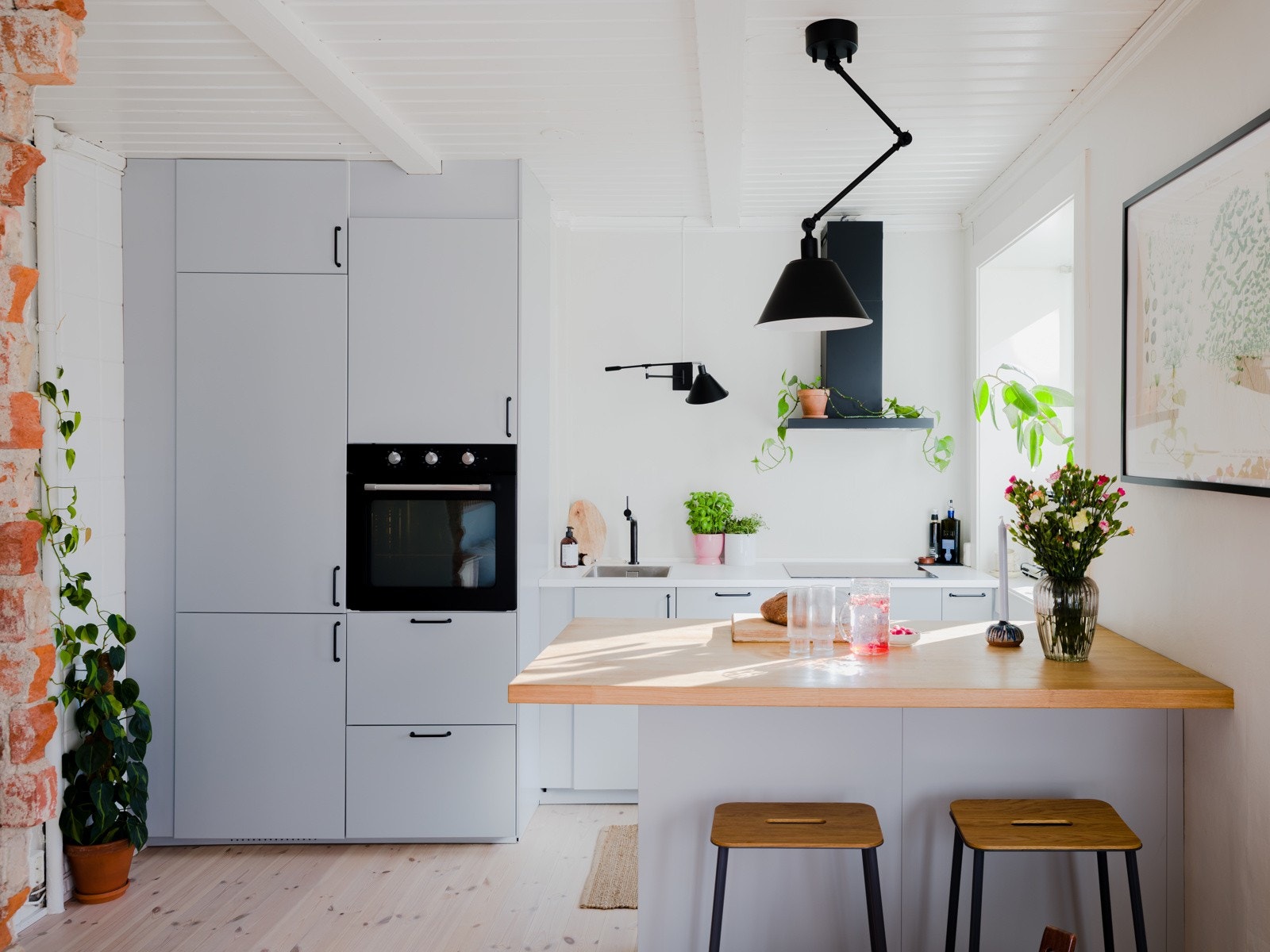 Den åpne løsningen mot kjøkkenet skiller seg ut fra normen i nabolaget og er et rom fylt av lys og nærhet til den grønne bakgården. Galleribilde