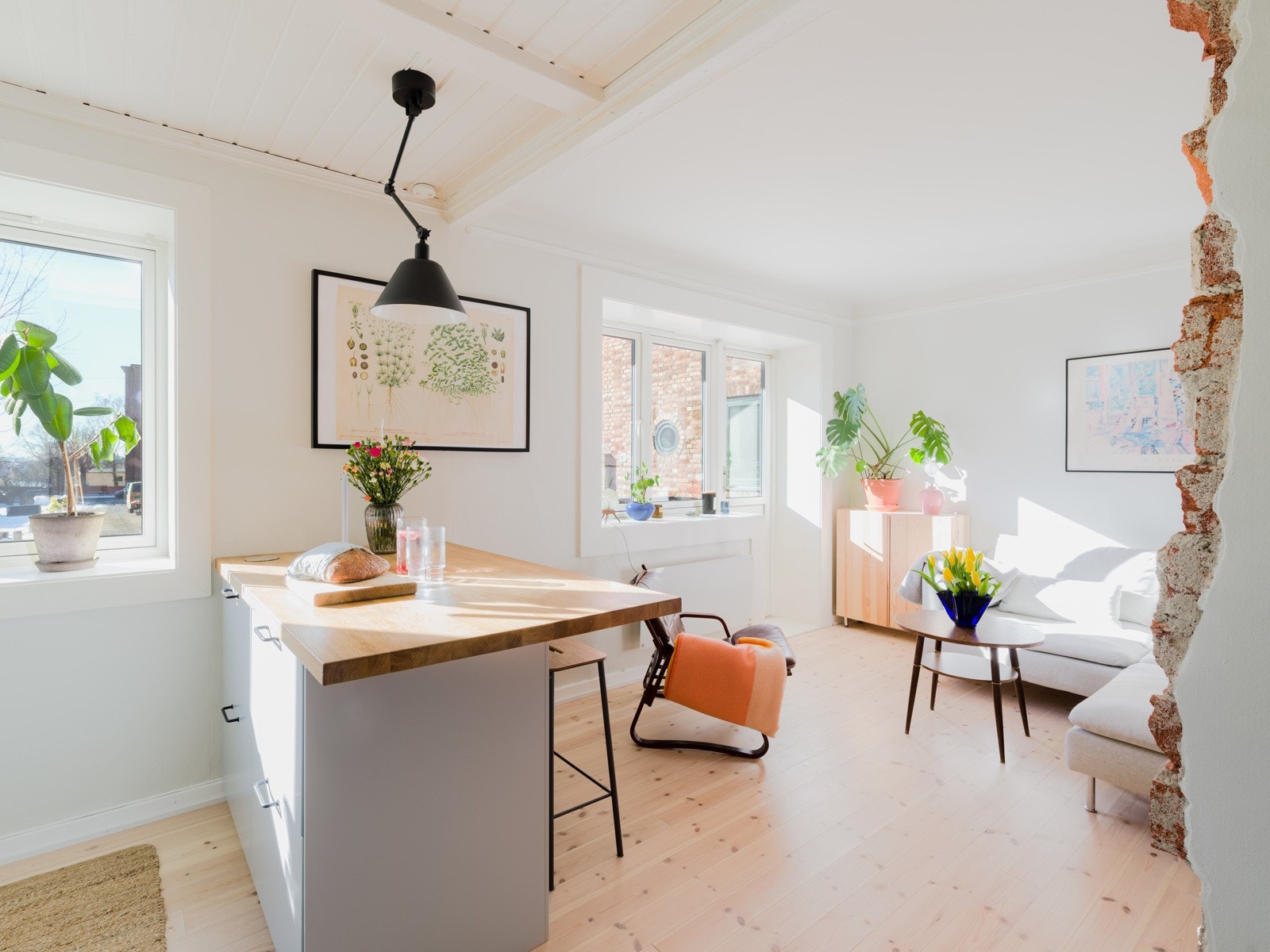 Leiligheten har et gjennomgående, flott heltregulv i furu, som gir et lunt og behagelig uttrykk. Gulvet ble lagt i 2019. Galleribilde