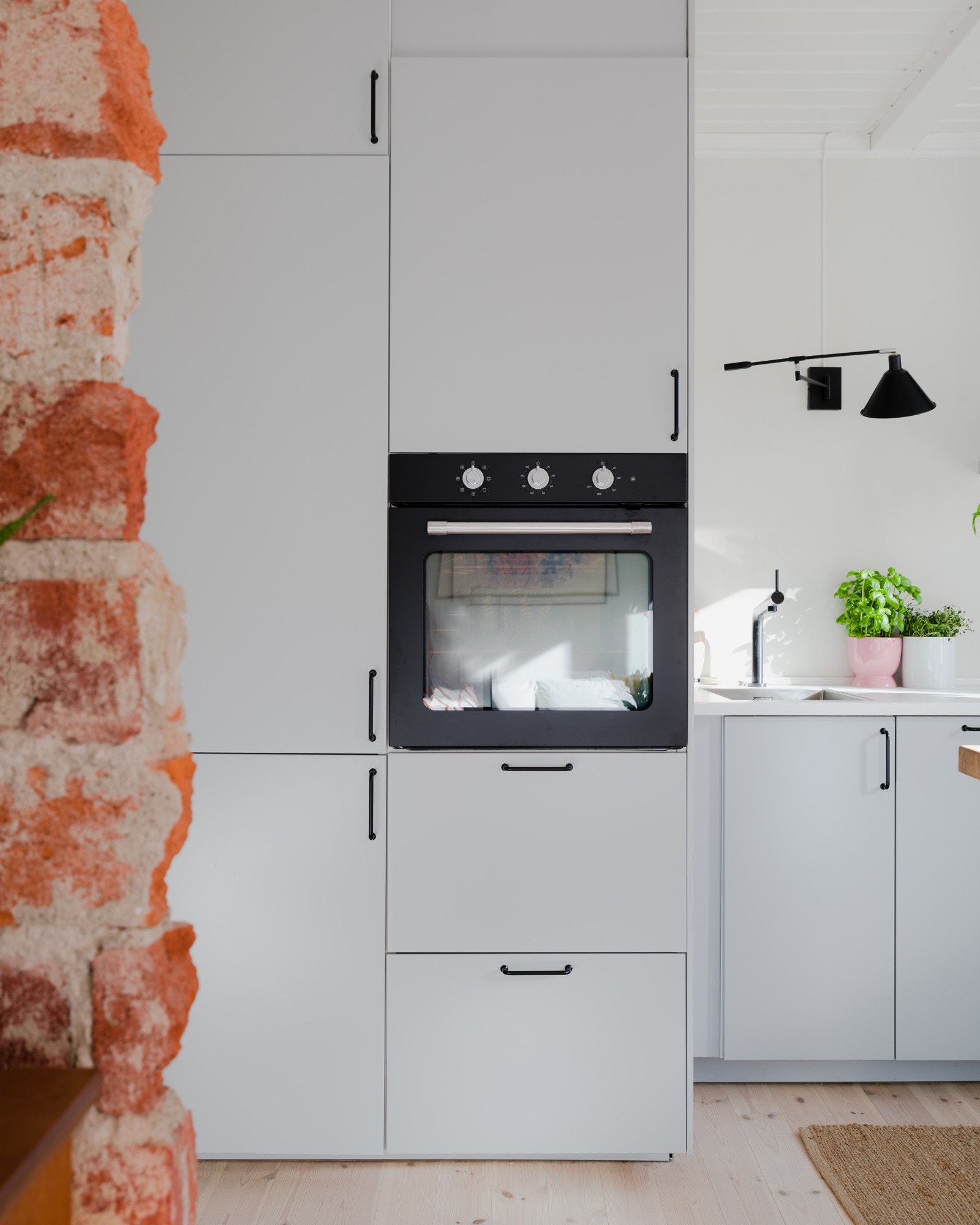 Enkel hverdag med alt integrert, som dessuten tilfører kjøkkenet et stilrent uttrykk. Galleribilde