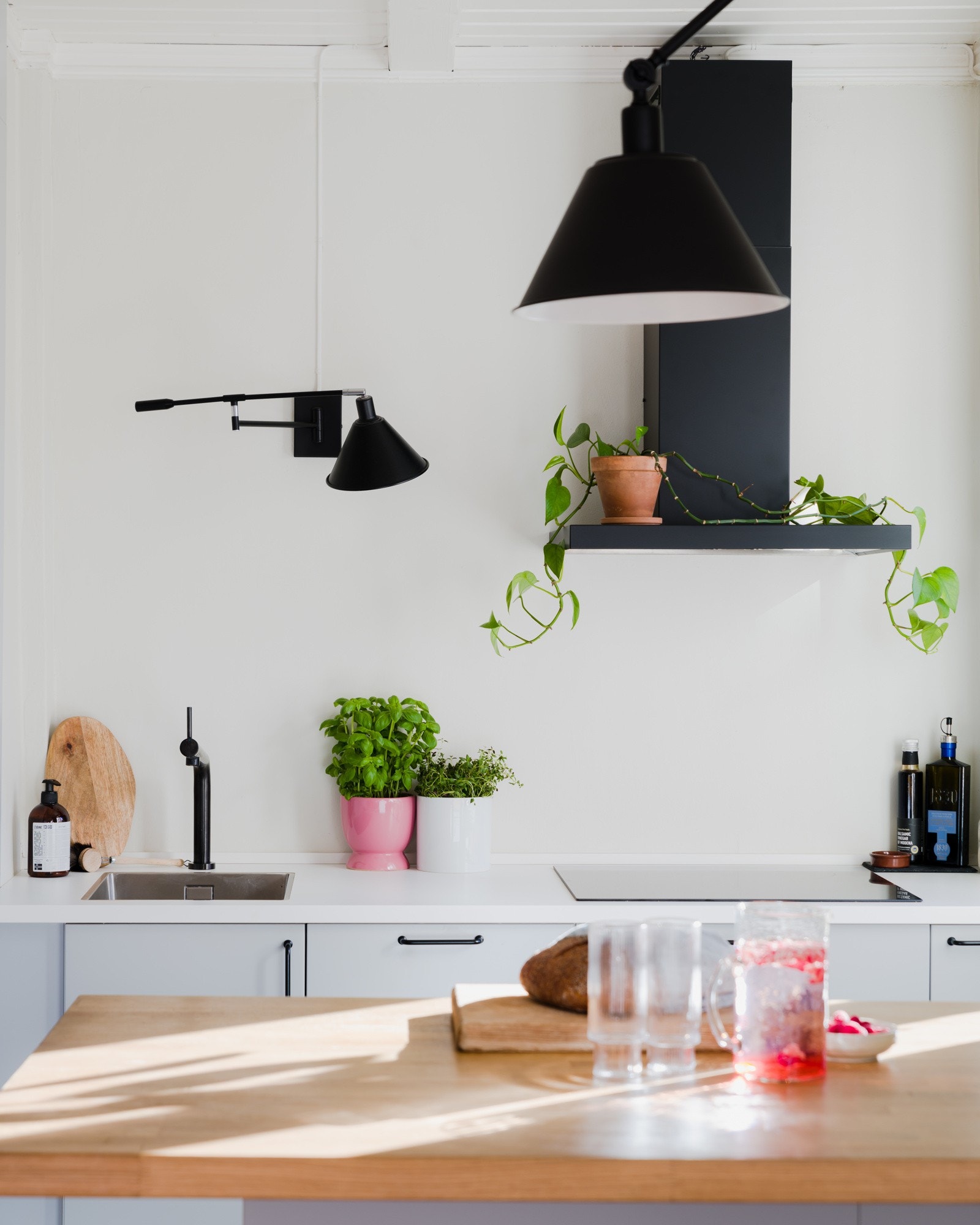 En spesialtilpasset kjøkkenløsning sørger for gode arbeidsflater og godt med oppbevaringsplass. Kjøkkenøya har en solid heltre benkeplate. Galleribilde