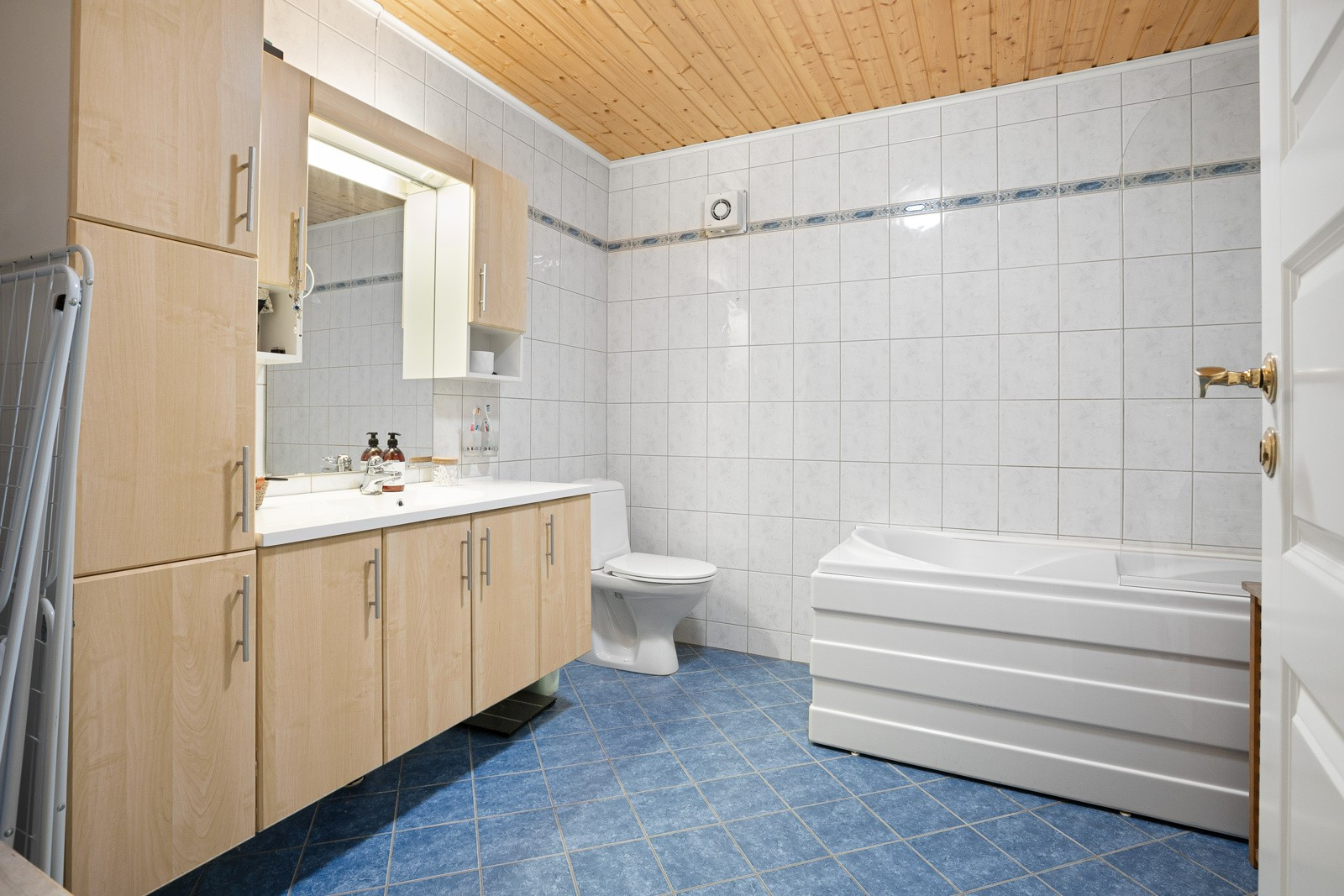 Flislagt bad med badekar og opplegg for vaskemaskin også her.