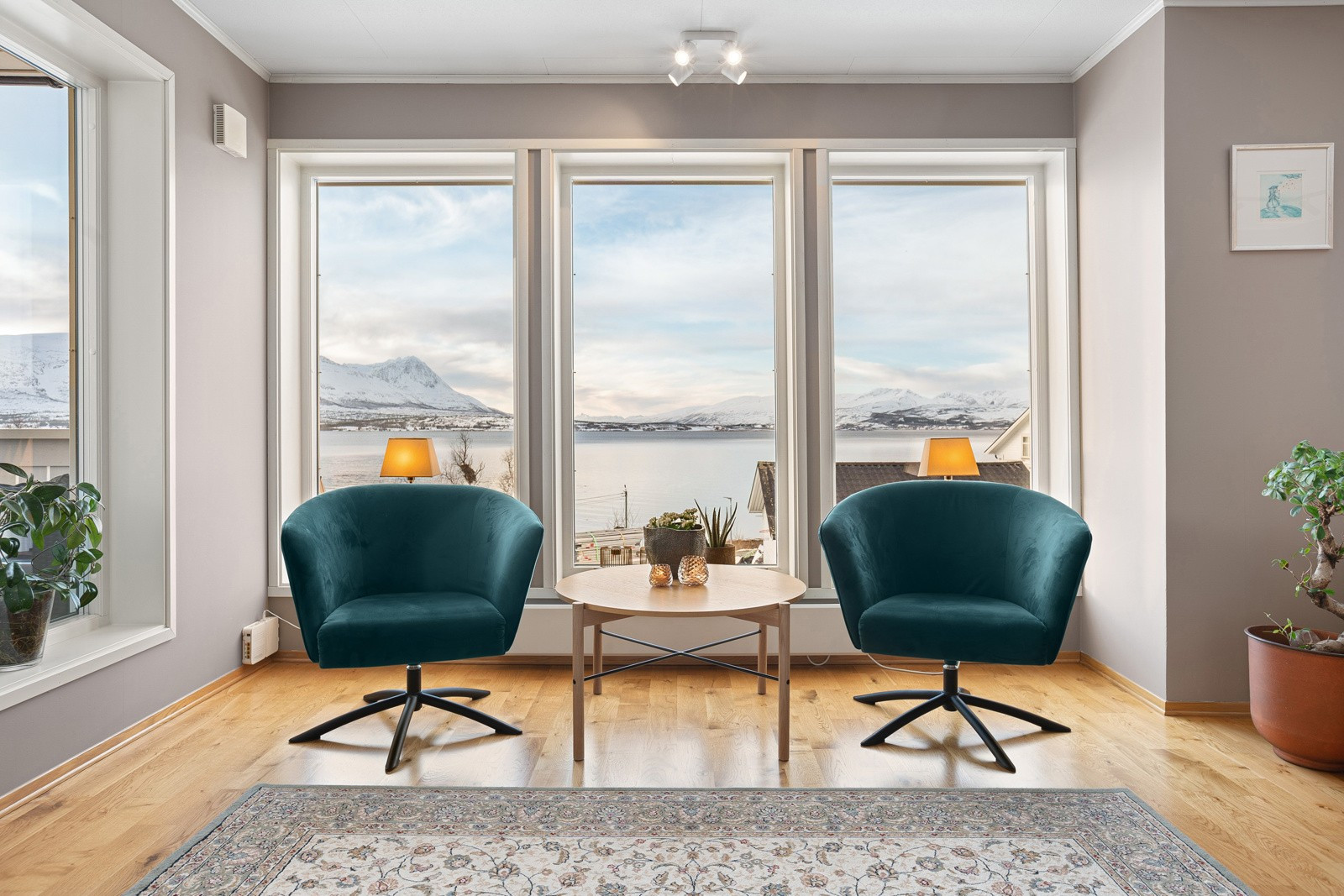 Stuen har store vindusflater som slipper inn rikelige mengder med naturlig lys og skaper en god romfølelse.