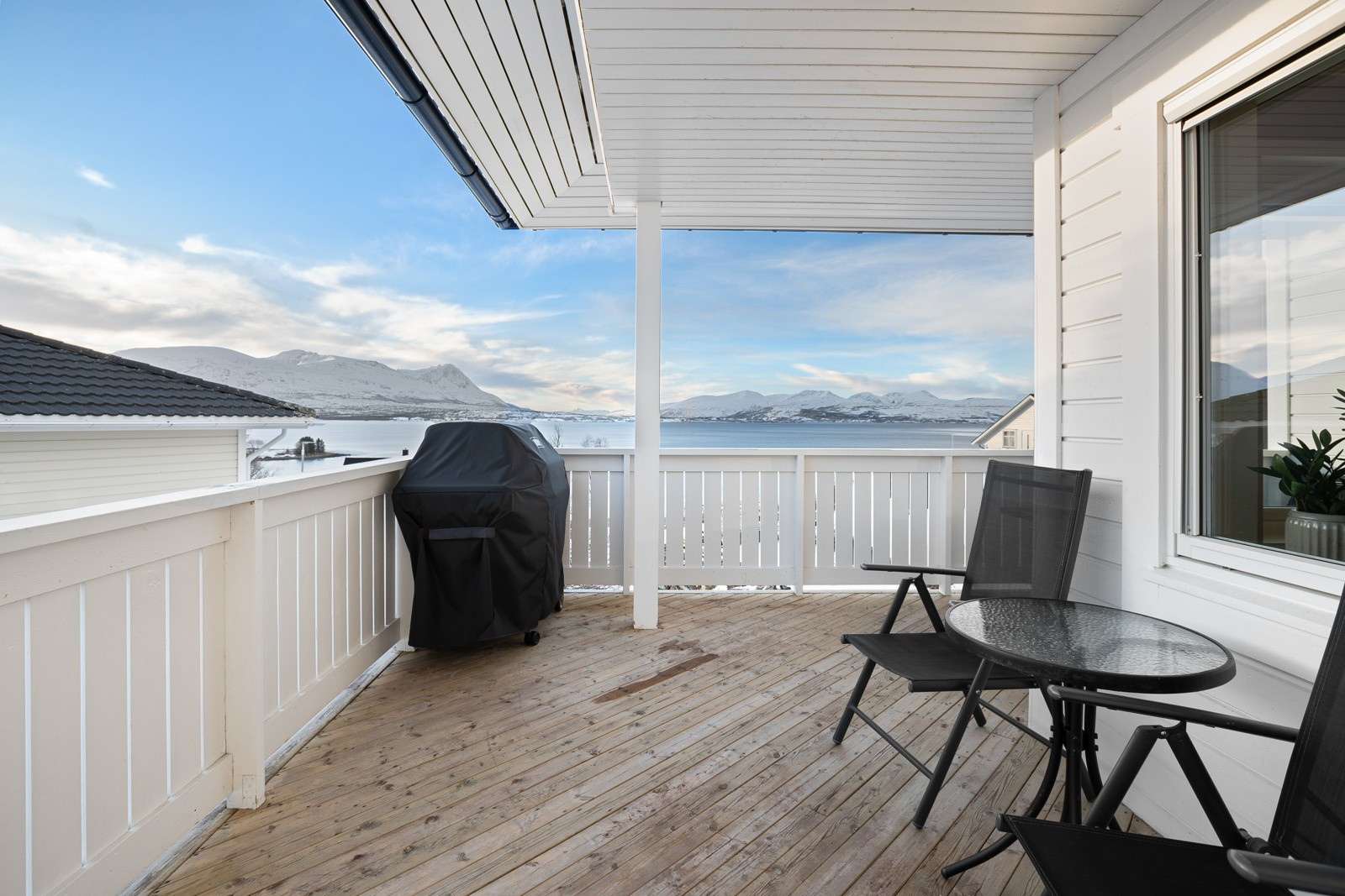 Her har du strålende solforhold, nydelig utsikt og god plass for utemøbler. En perfekt plass å nyte finværsdagene.