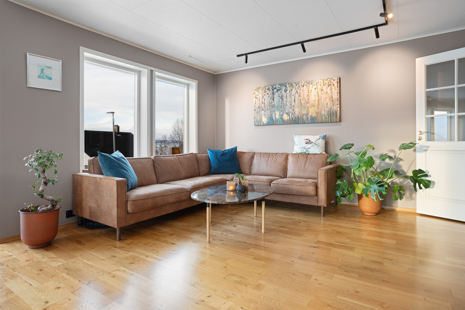 Her er det flere muligheter for innredning av sitte- eller spisegrupper.