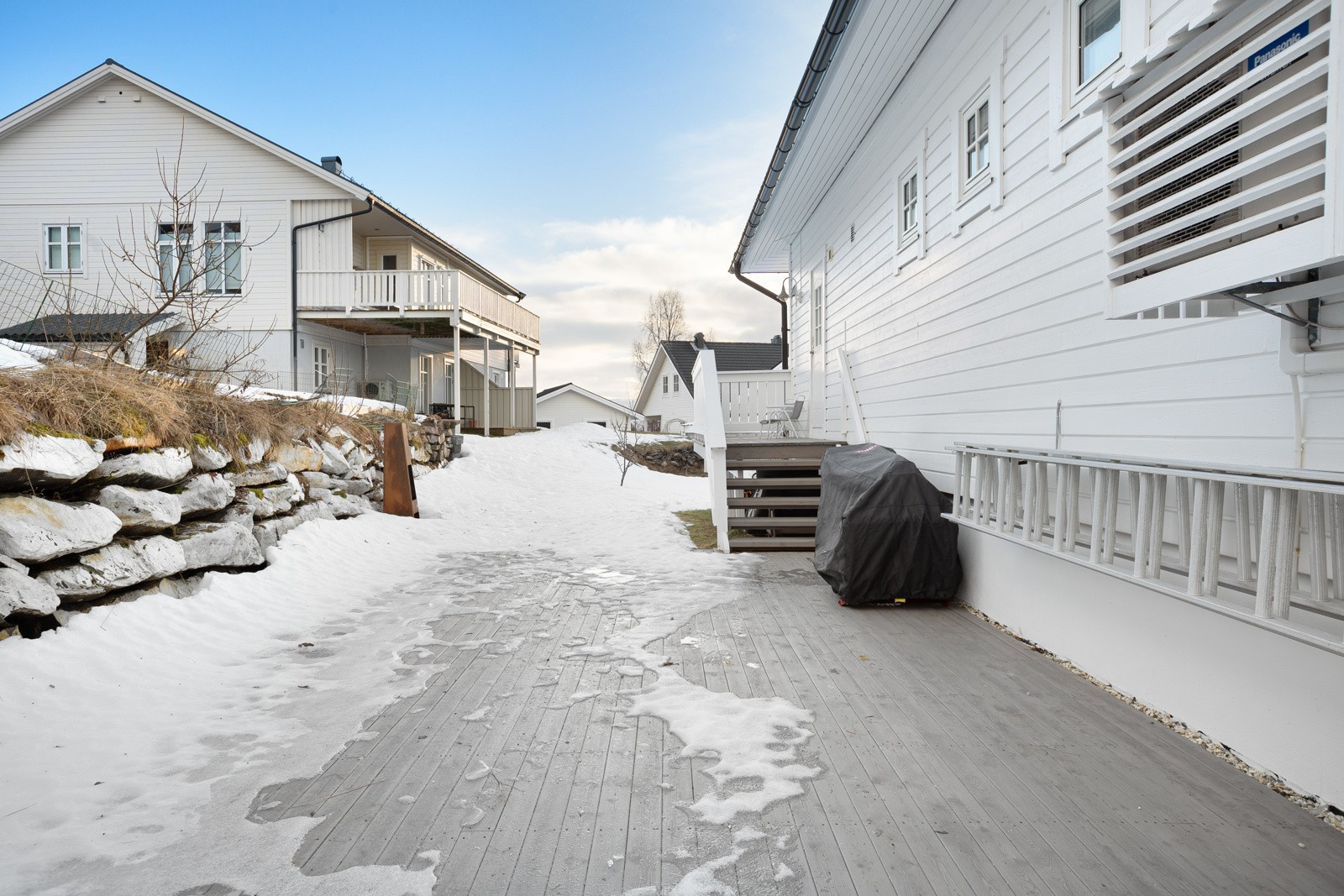 En flott og innholdsrik enebolig med garasje og hybeldel.