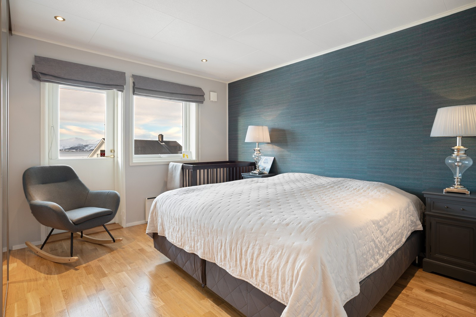 Det største soverommet har god plass til stor seng og tilhørende nattbord. I tillegg er det stor skyvedørsgarderobe med god lagringsplass.