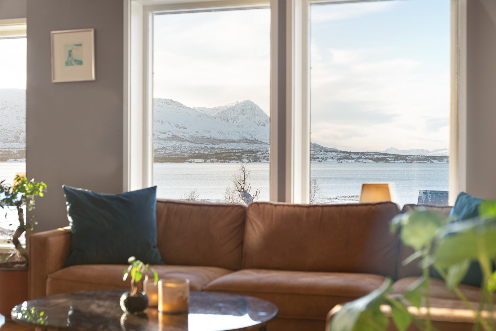 Nydelig utsikt mot fjord og fjell!