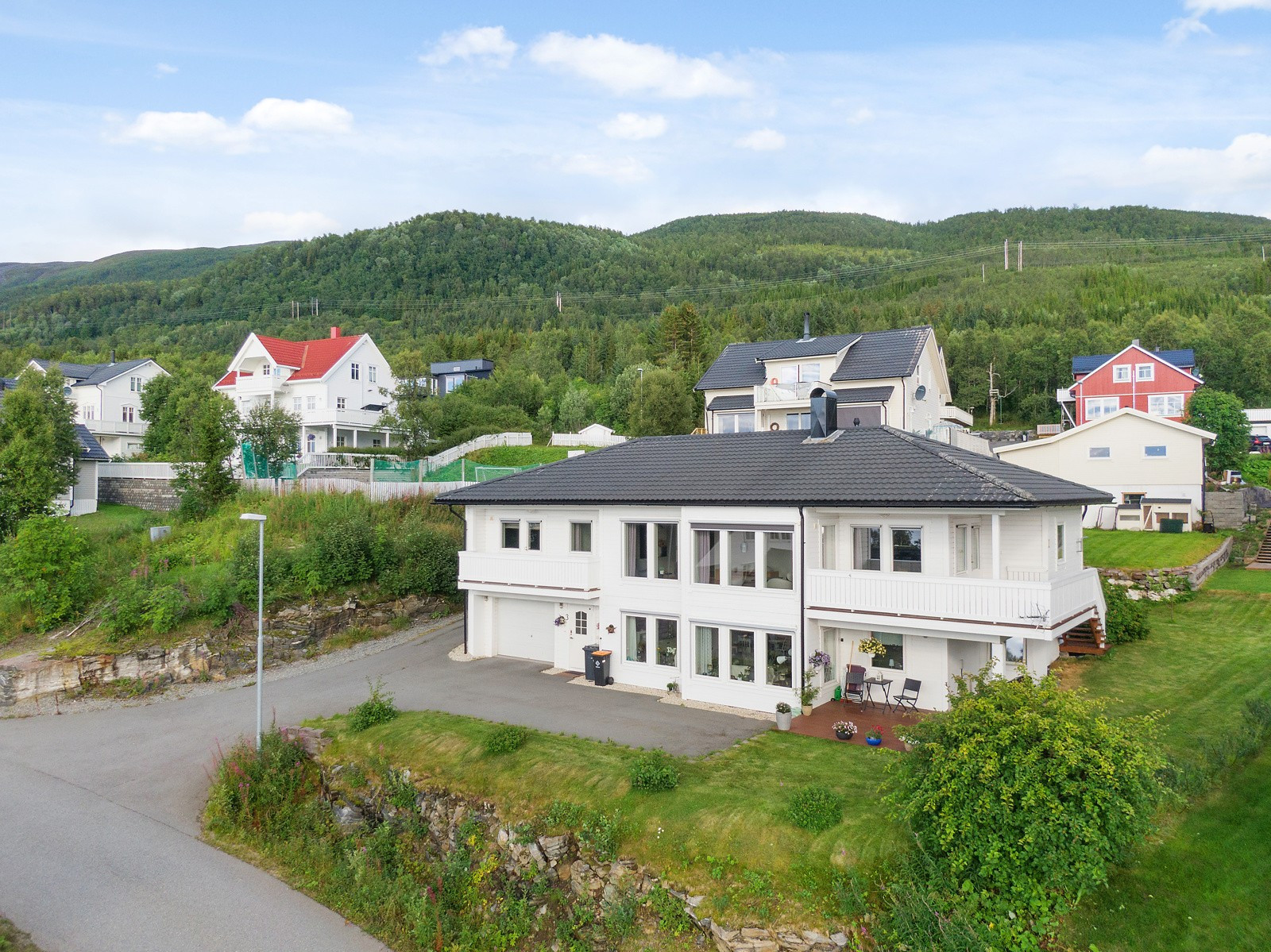 Boligen er oppført i 2005 og framstår innholdsrik og godt tatt vare på.