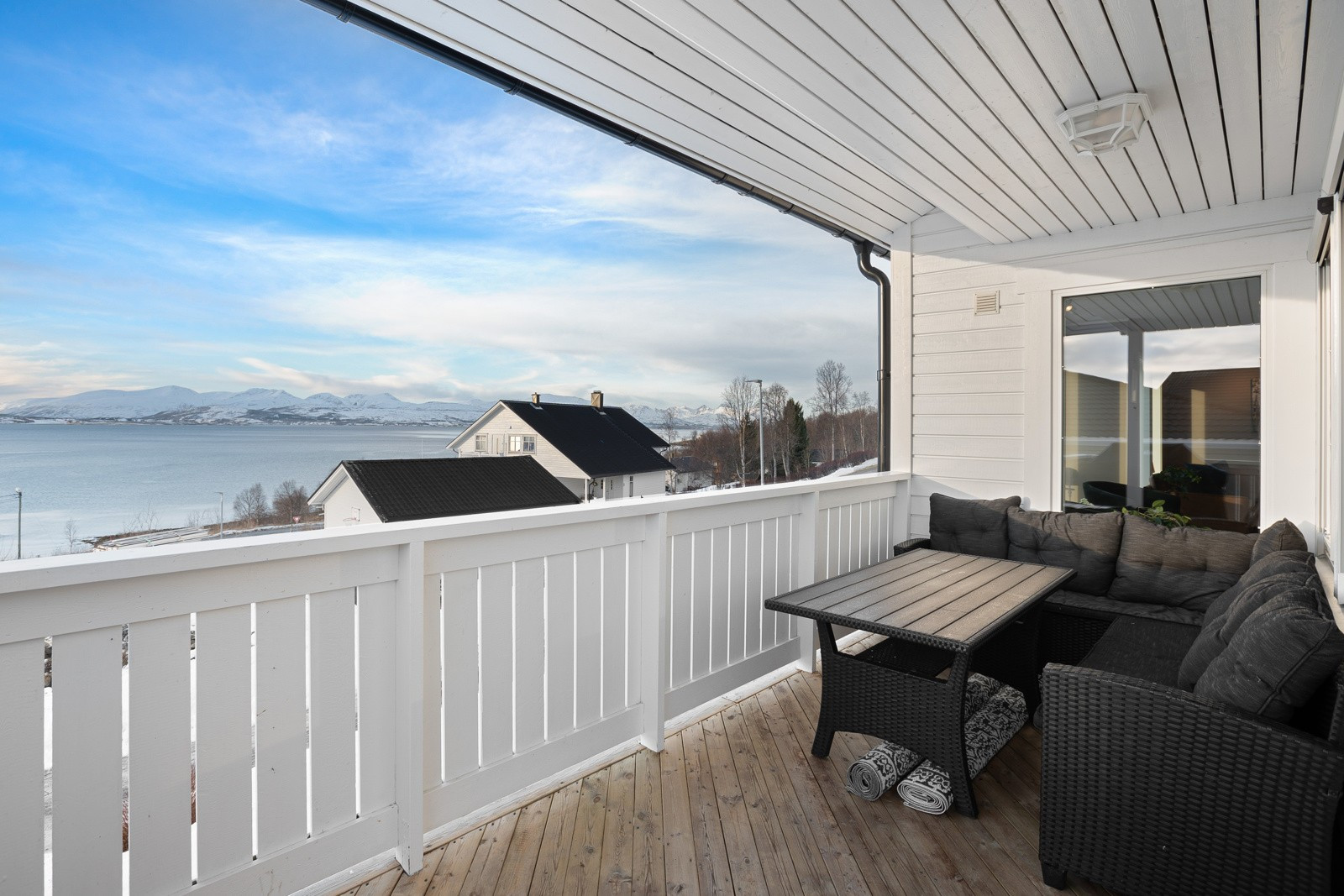 Utgang til sørvestvendt veranda fra stue.