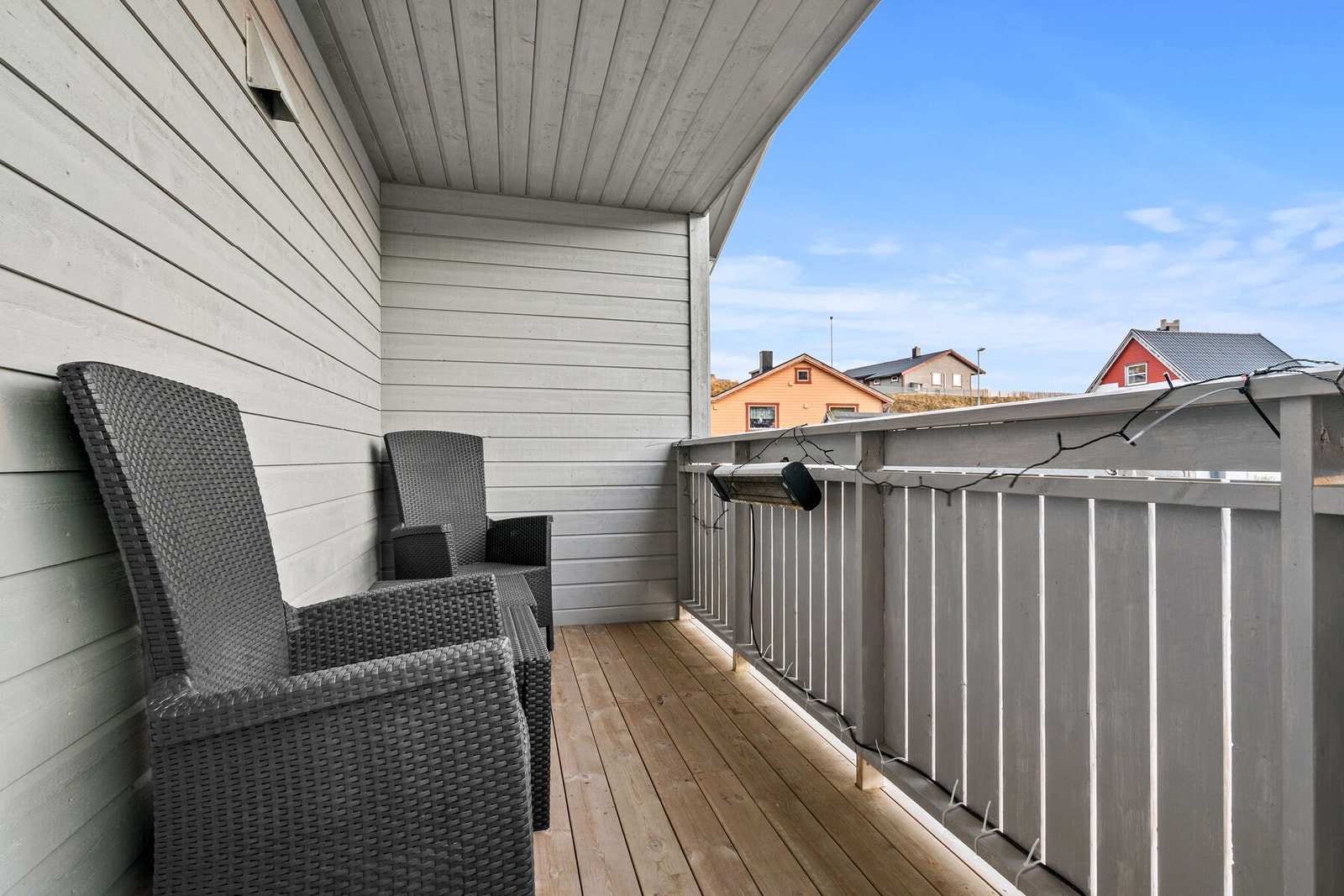 Hovedveien 86 - Lun balkong med tilgang fra hovedsoverom i 2.etasje. Galleribilde