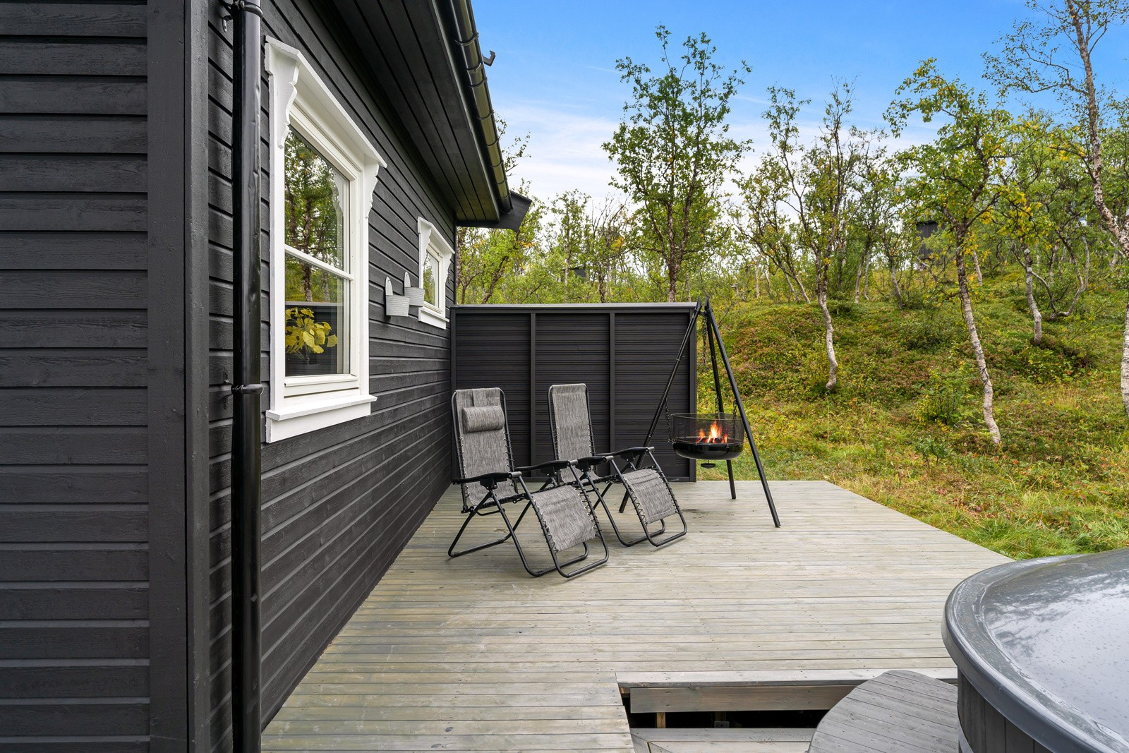 På verandaen er det plass til ønsket møblement.