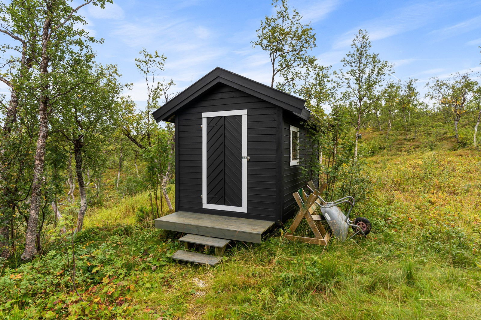 Uthus for både tørking av ved og lagring.