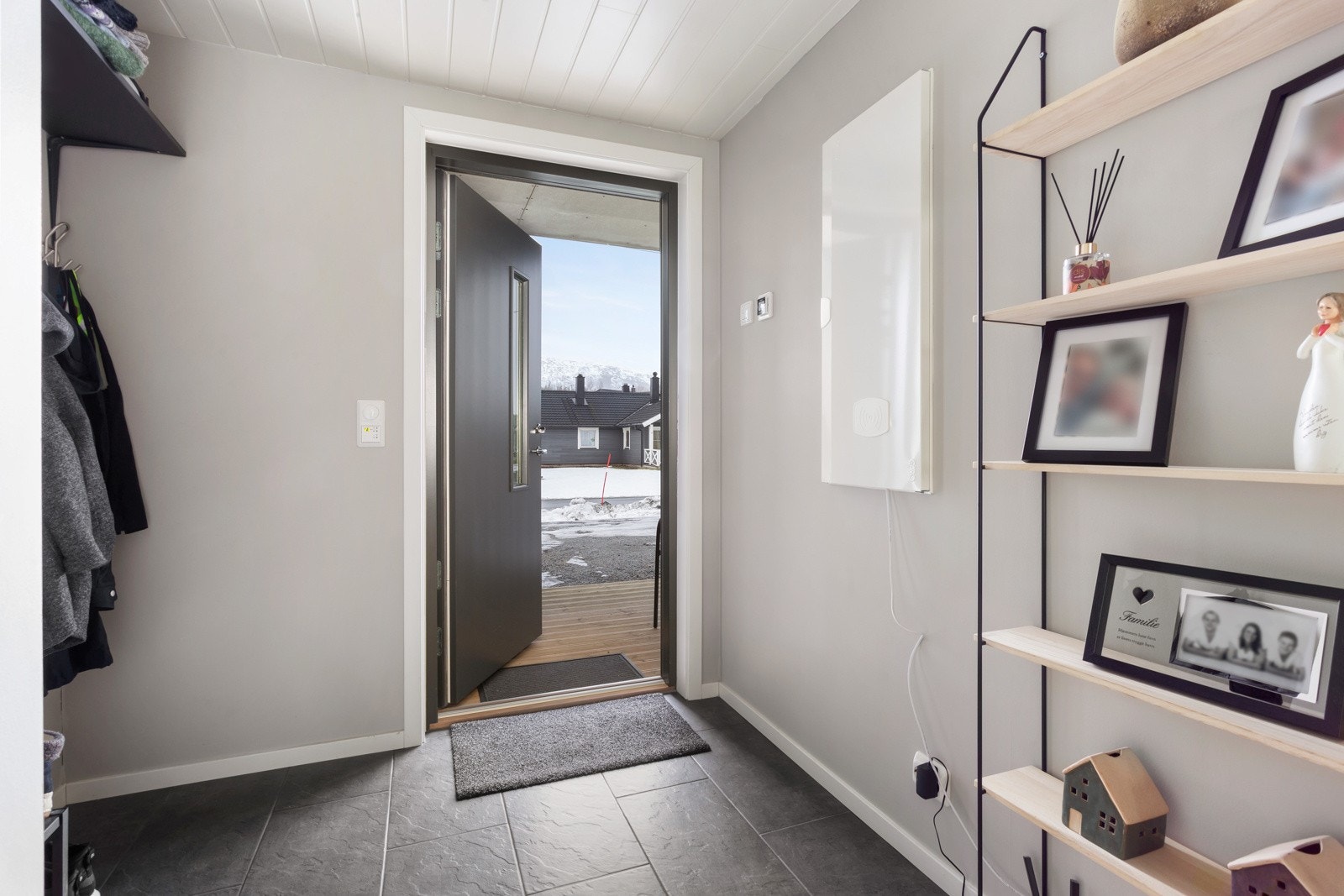 Entreen har godt med plass for å henge fra seg yttertøy og sette fra seg sko Galleribilde