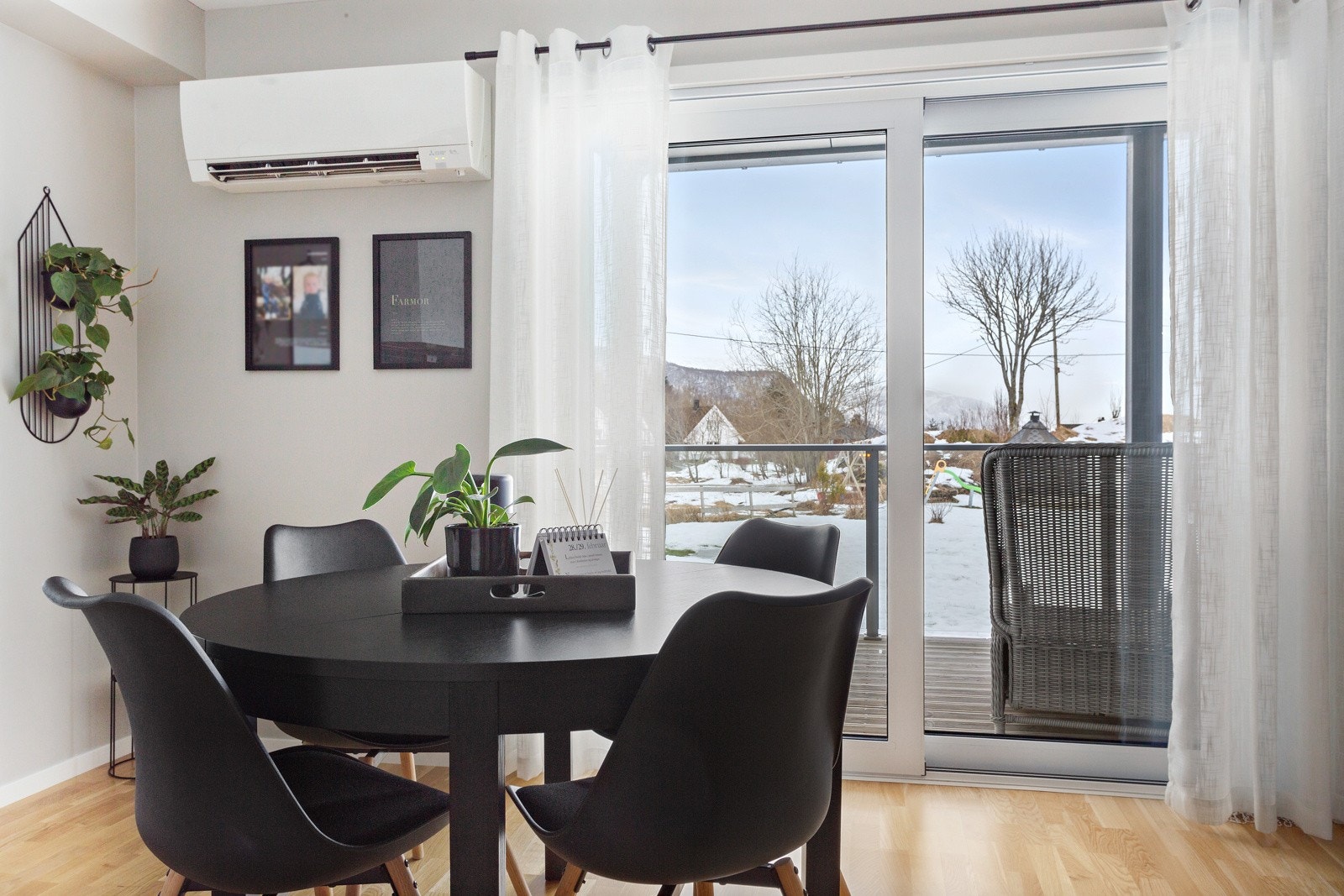 Skyvedør til terrasse slipper inn godt med dagslys og gir godt med utsyn fra spiseplassen Galleribilde