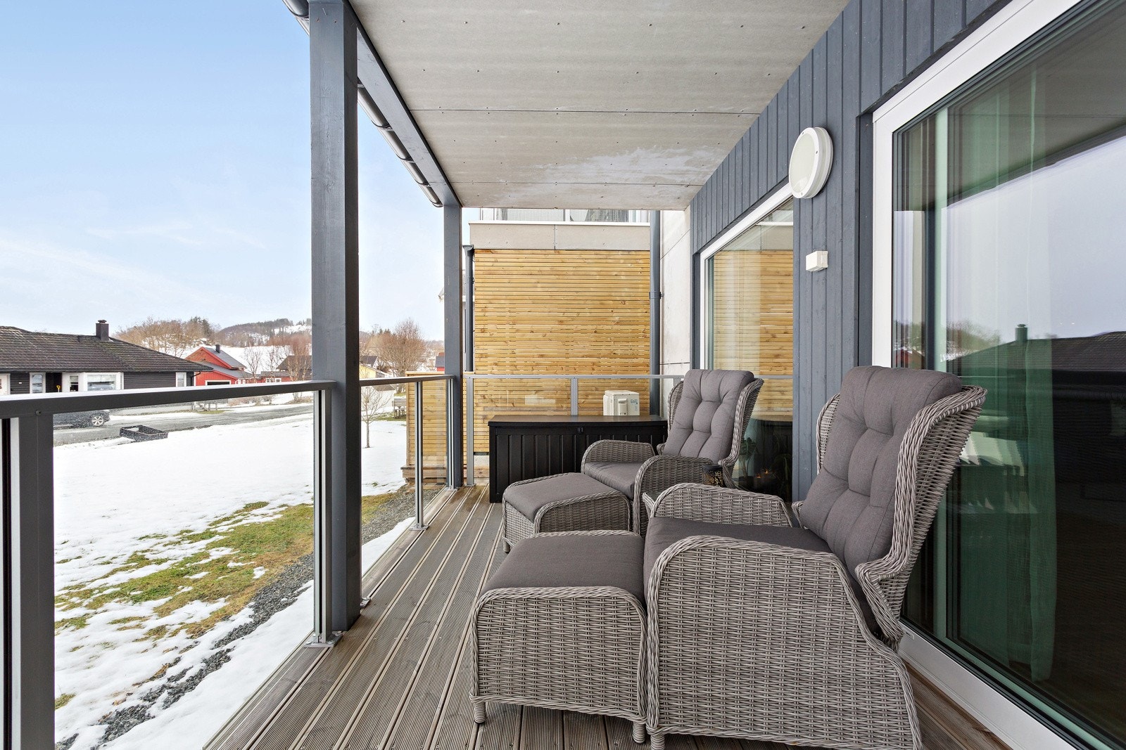 Ute på terrassen er det etablert glassrekkverk og terrassen er vendt mot sør. Naboleiligheten har etablert levegg som gir både le for vind og innsyn Galleribilde