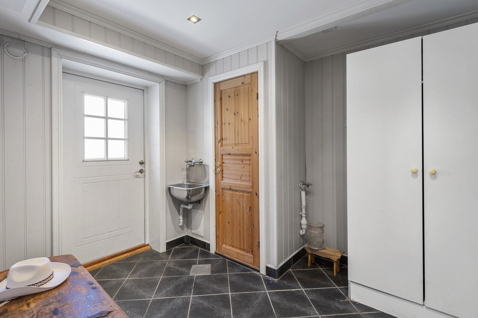 Gang med opplegg for vaskemaskin, vegghengt utslagsvask og egen utgang (rommet er ikke godkjent for varig opphold) Galleribilde