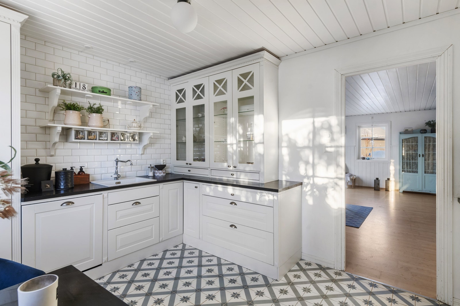 Hvitevarene består av kjøleskap med fyser, oppvaskmaskin og stekeovn med gass-platetopp Galleribilde