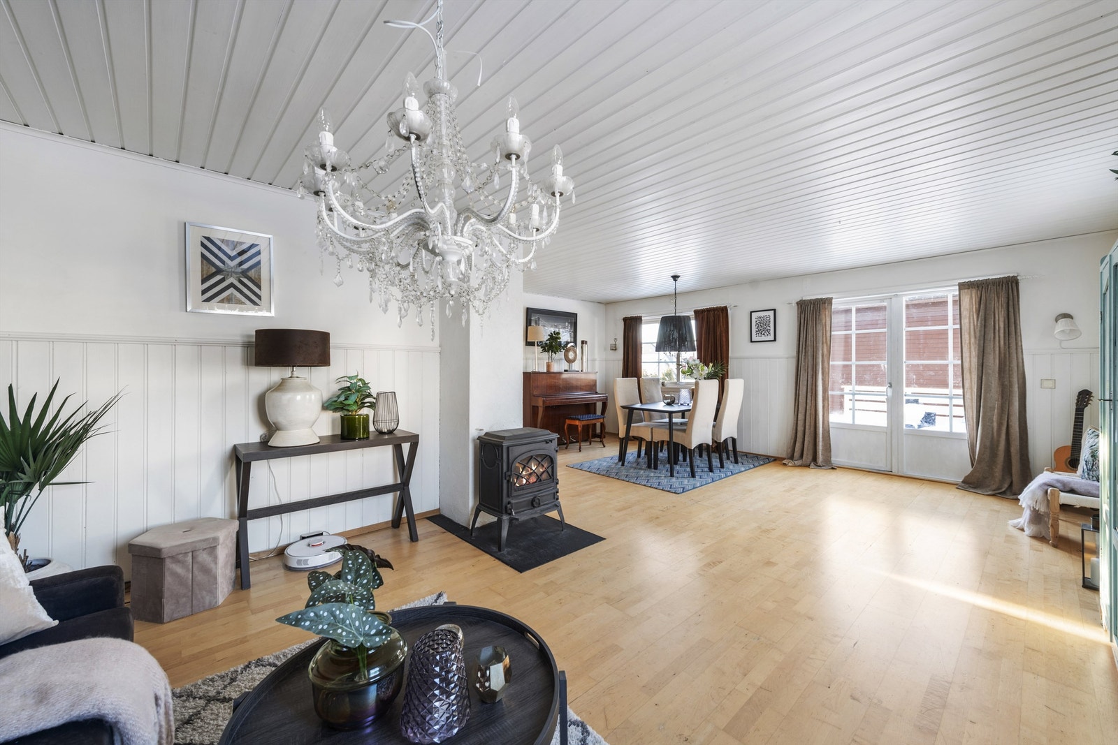 Romslig stue med god plass til sofa-løsning, spisegruppe og øvrig møblement Galleribilde