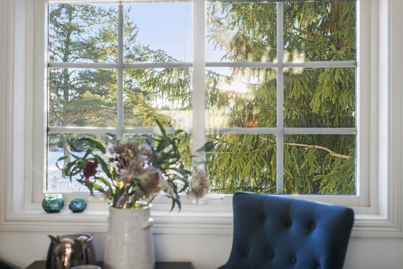 Det er plass til et koselig frokostbord ved vinduet Galleribilde