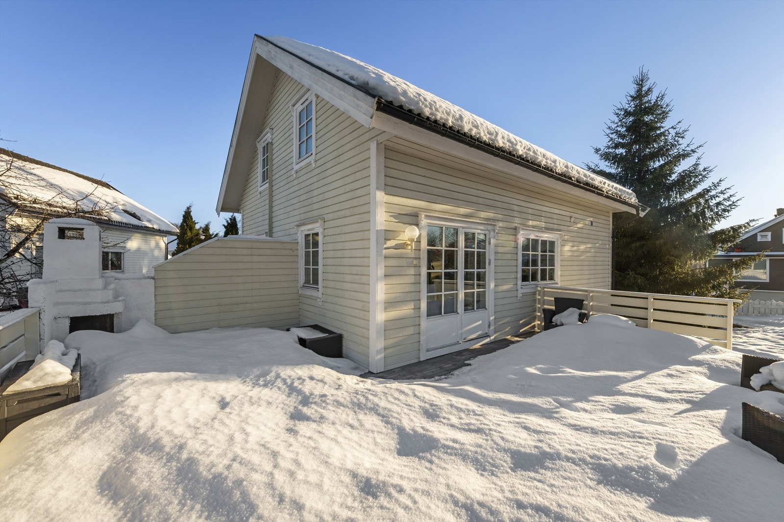 Fra stuen er det utgang til flott vinklet terrasse på ca. 40 kvm som blir en naturlig forlengelse av boligen på sommertid Galleribilde