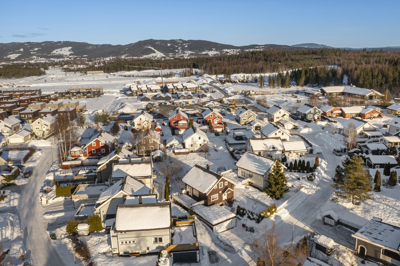 Prestmosen er et attraktiv og barnevennlig boområde med kort vei inn til Nannestad sentrum med ulike butikker, spisesteder, vinmonopol, offentlig kommunikasjon og idrettsanlegg Galleribilde