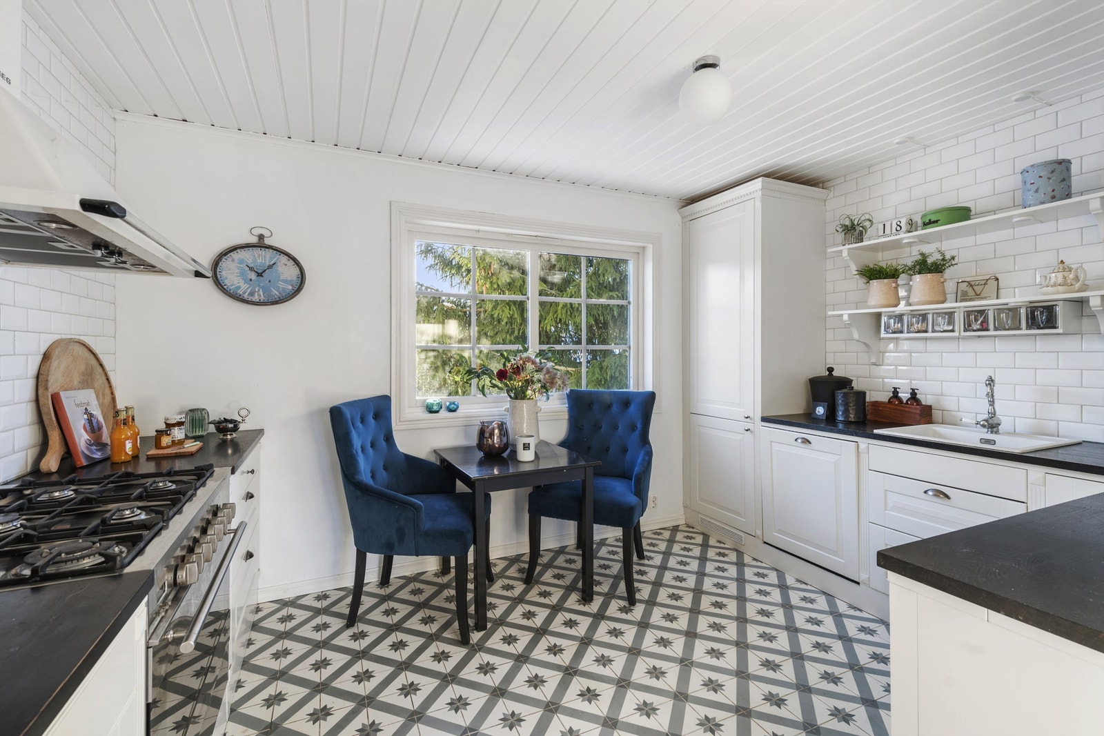 Pent kjøkken med flislagte gulv og gulvvarme Galleribilde