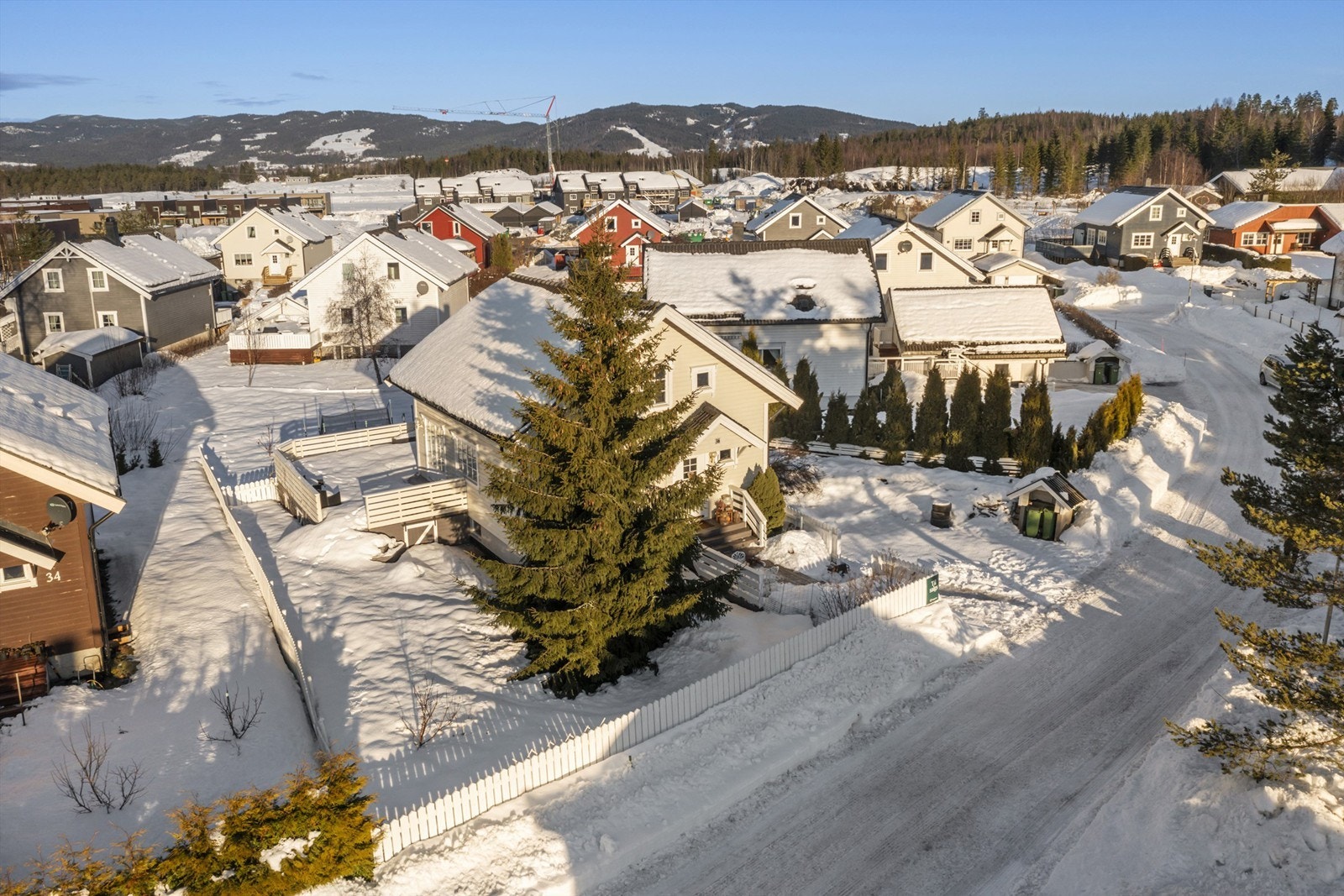 Fra eiendommen er det kort vei til barnehage, barneskole og offentlig kommunikasjon Galleribilde