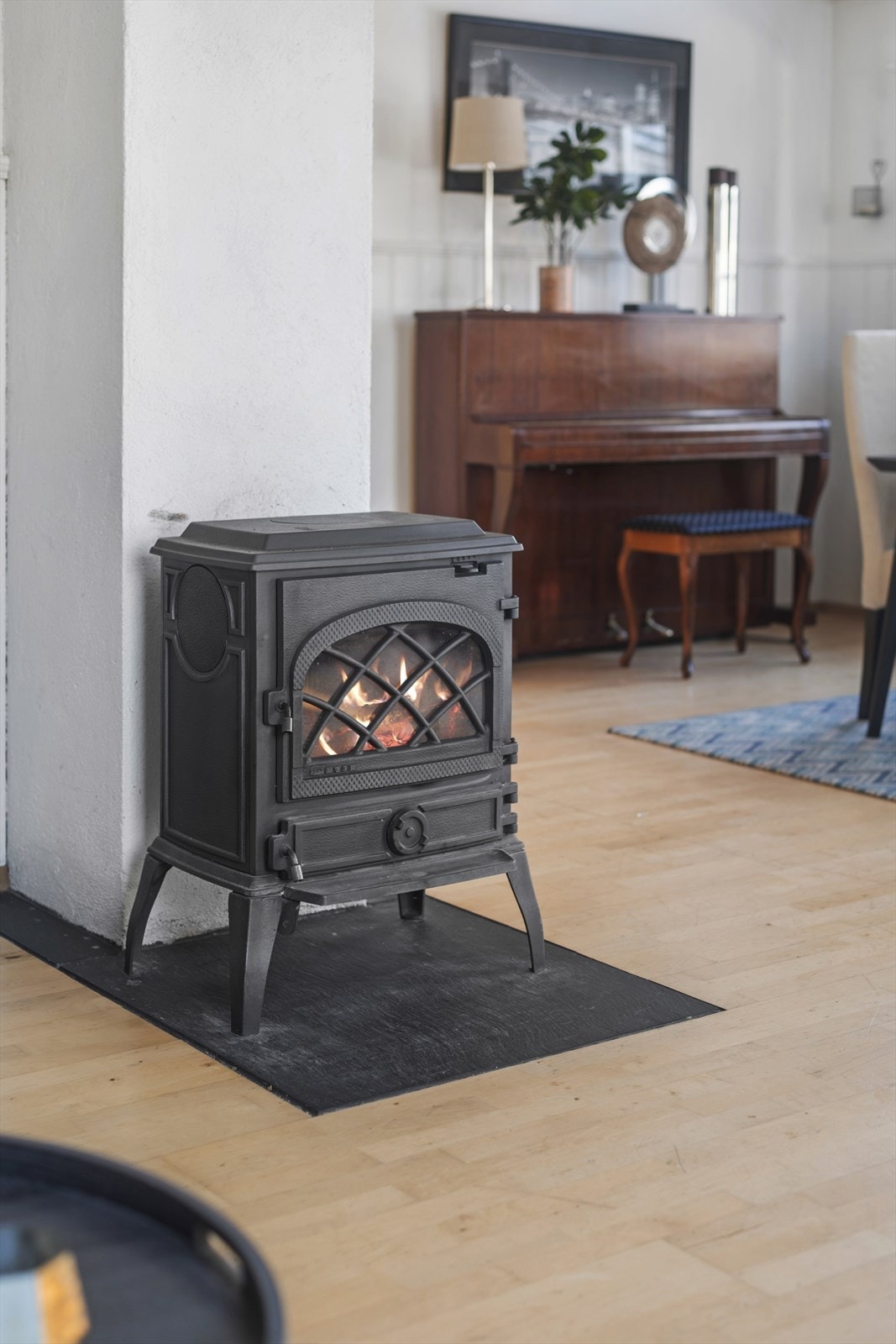 For kalde dager kan man ta i bruk stemningsfull peisovn som byr på varme og ekstra hygge Galleribilde