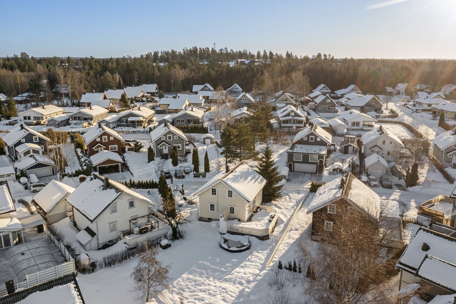 Fra terrassen er det direkte adkomst til hageareal som byr på god boltreplass for familien. Galleribilde