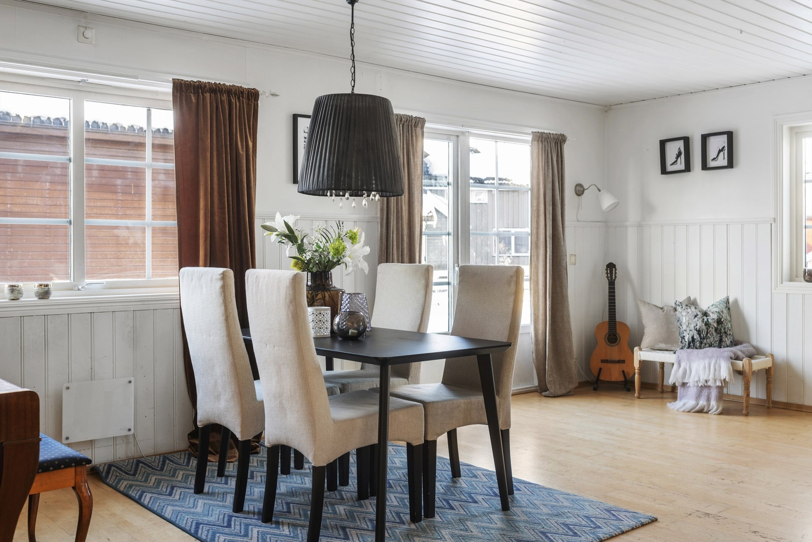 Utgang til flott terrasse på ca. 40 kvm som blir en naturlig forlengelse av stuen på sommertid Galleribilde