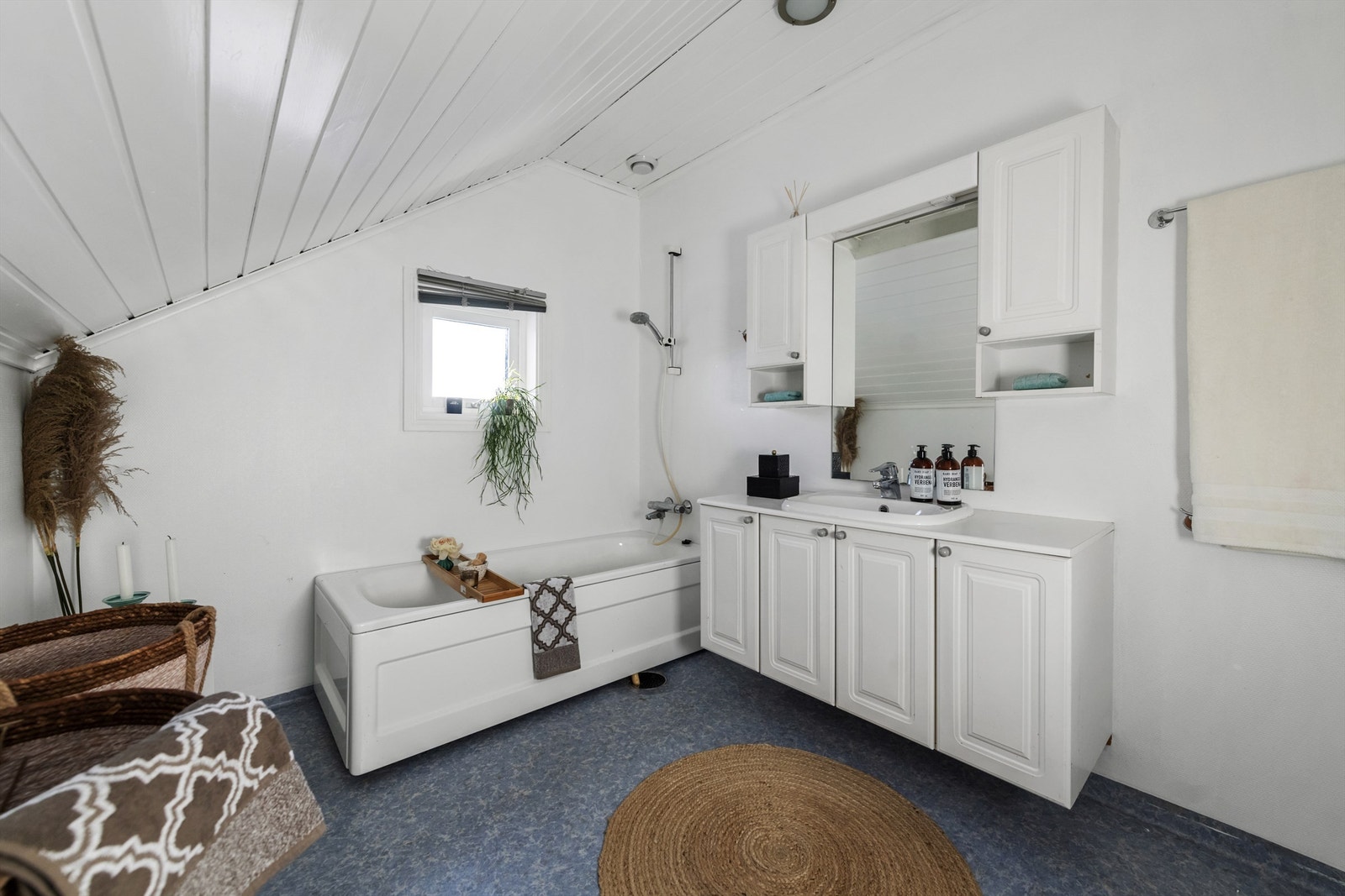 Bad i 2. etasje med toalett, badekar og romslig innredning Galleribilde