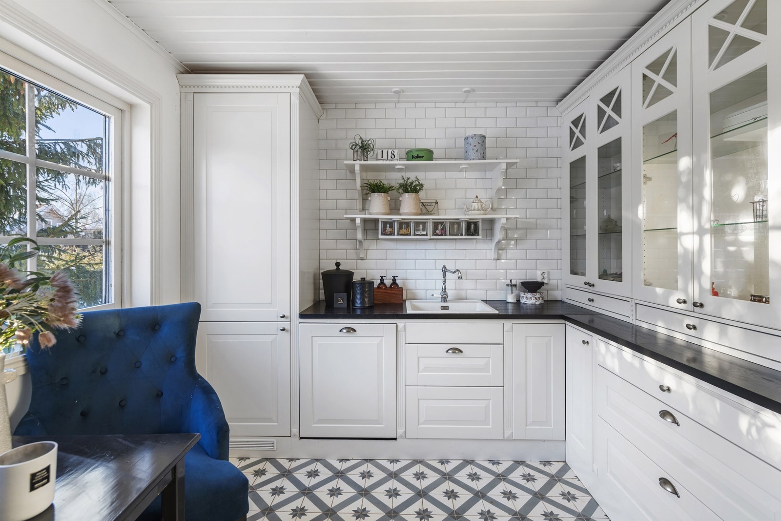 Kjøkkenet er nytt i 2018 med profilerte fronter, benkeplate av laminat og integrerte hvitevarer Galleribilde