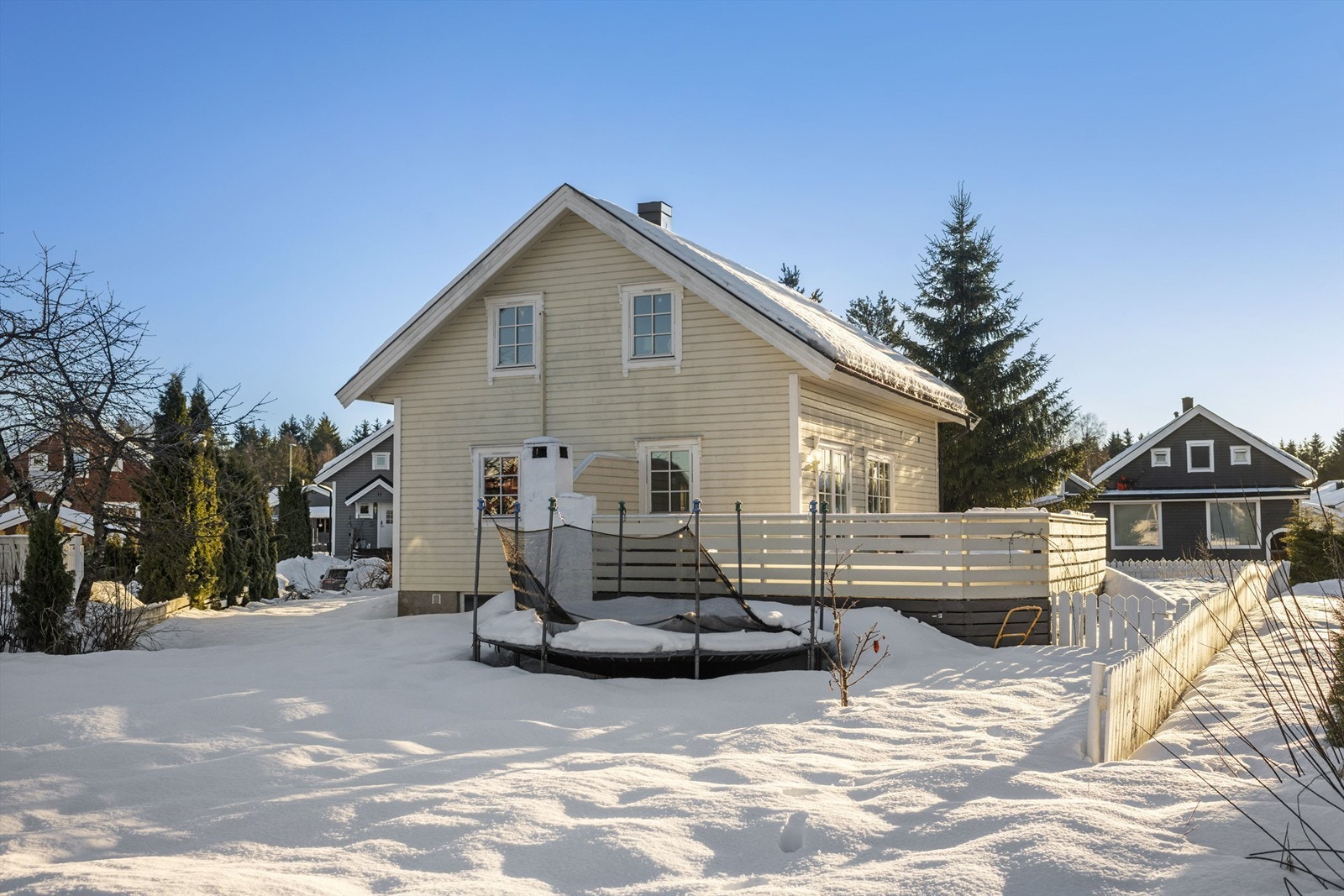 Eiendommen ligger i et barnevennlig, rolig og etablert boområde i Nannestad Galleribilde