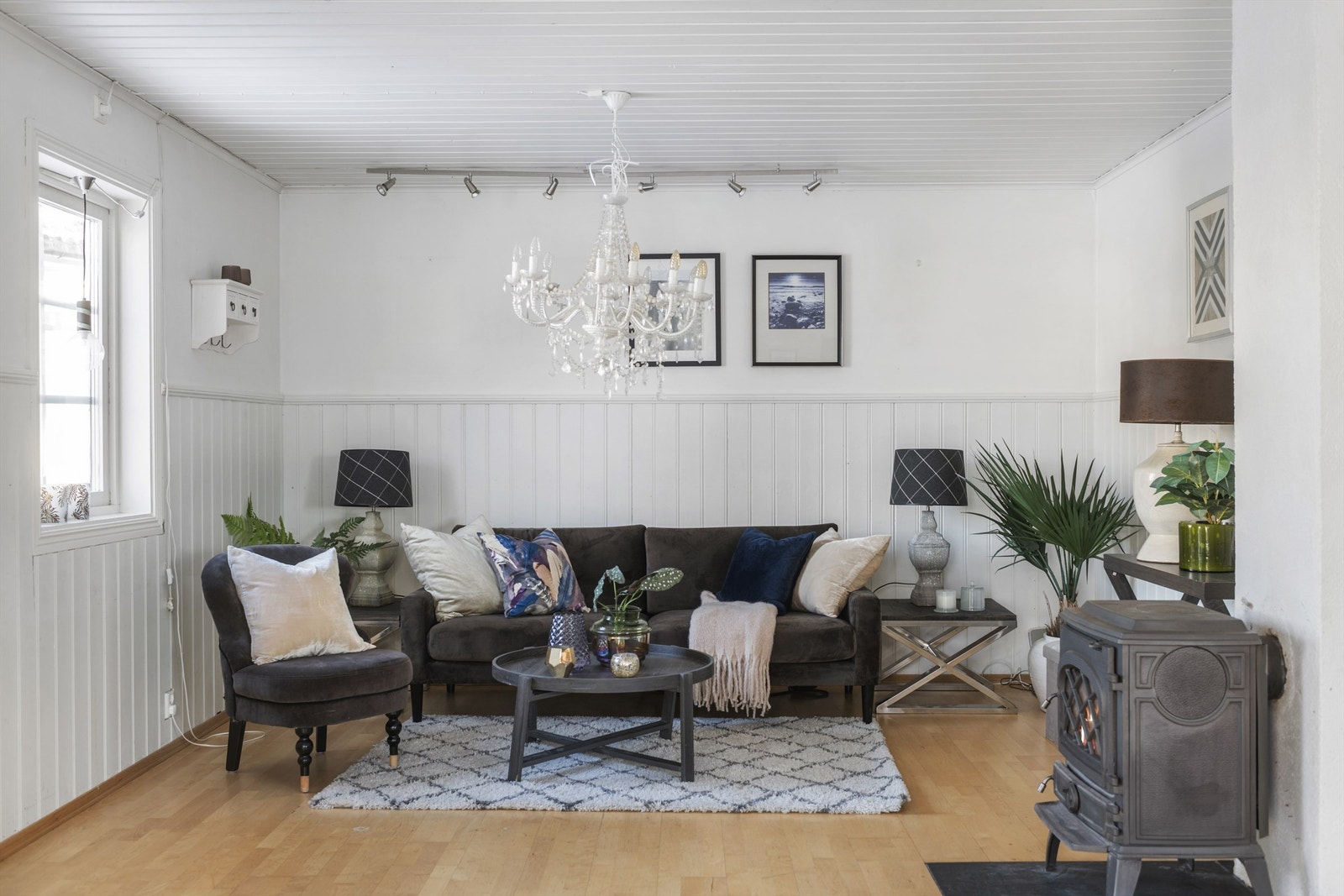 Stuen er boligens naturlige samlingspunkt og inviterer til mange hyggelige kvelder Galleribilde