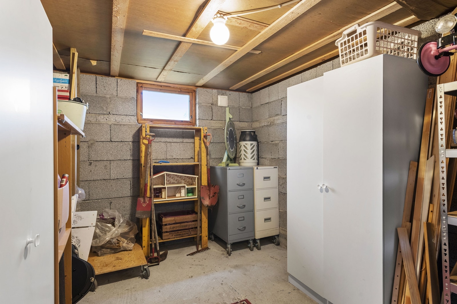 Underetasjen har for øvrig to boder med lagringsplass Galleribilde