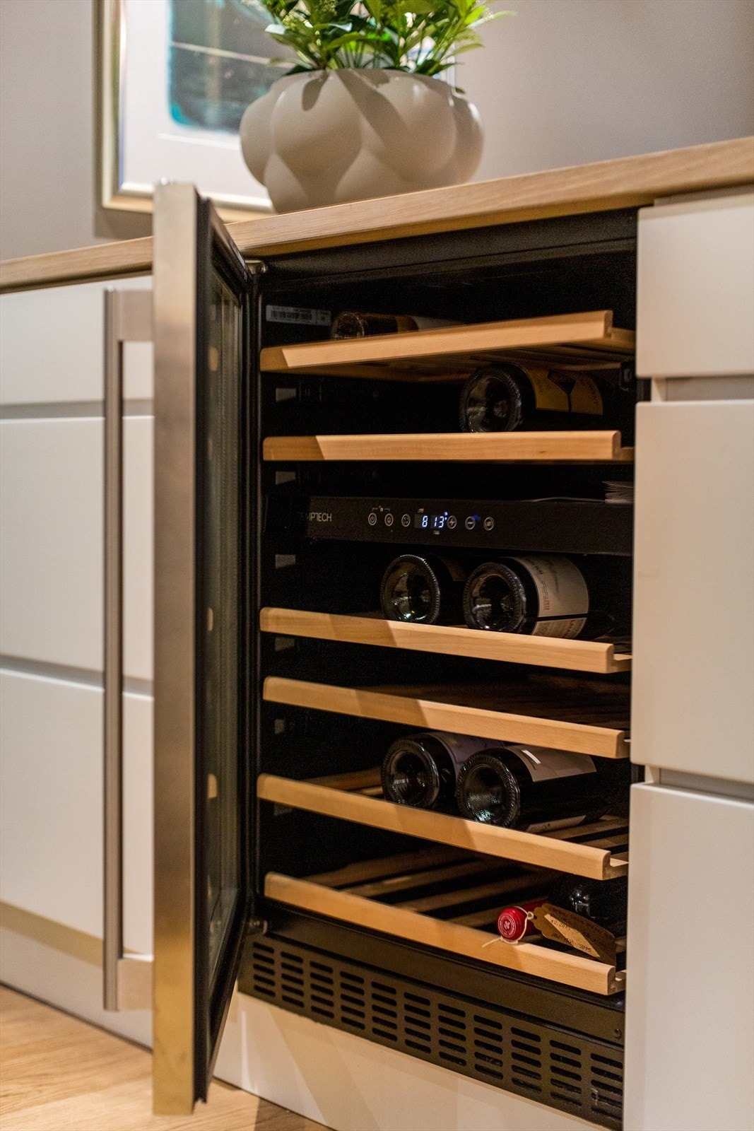 i tillegg til alt det andre, har du et lekkert vinskap, med god oppbevaringsplass. Galleribilde