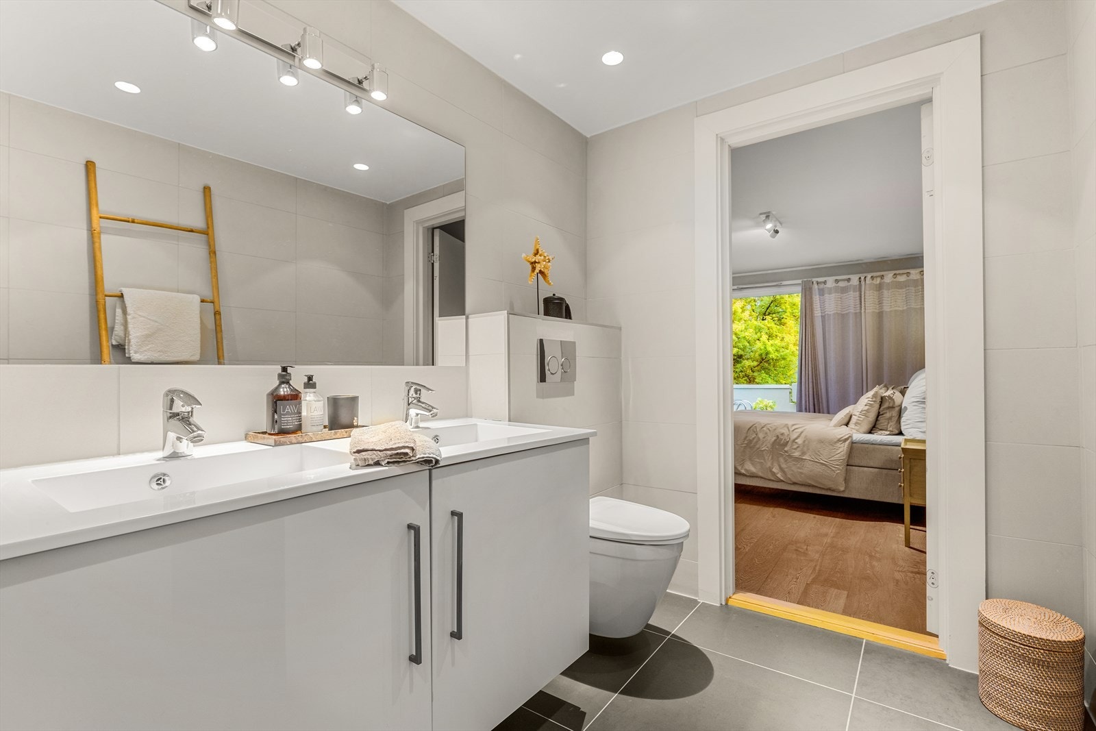 Påkostet og moderne bad fra 2012, med inngang fra hovedsoverommet. Gulv og vegger består av store, tidløse fliser, og det er flotte mosaikkfliser i dusjsonen. Galleribilde