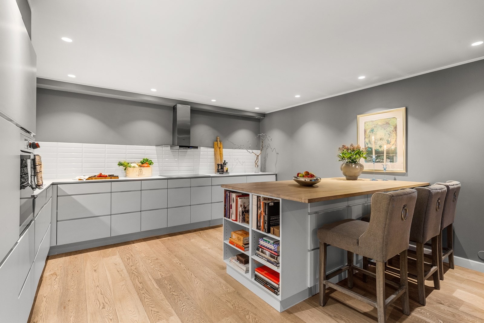 Det er kjøkkenventilator med avtrekk ut og integrerte hvitevarer som induksjon steketopp, komfyr, oppvaskmaskin og dobbel kjøl-/fryseskap Galleribilde