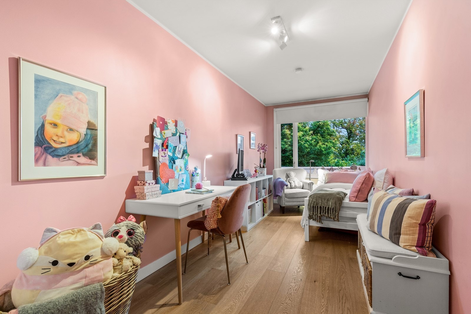 Lyst og romslig soverom, brukes pr i dag som barneværelse, men fungerer også utmerket som gjesterom eller kontor. Galleribilde