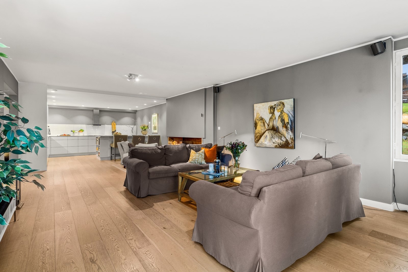 God plass til en stor sofagruppe med tilhørende loungestoler, bord og annen innredning. Galleribilde