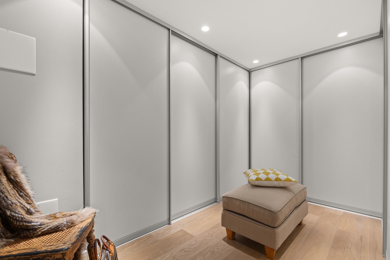 Fra hovedsoverommet er det direkte adgang til et stort garderoberom utstyrt med høyskap på rekke og rad. Galleribilde