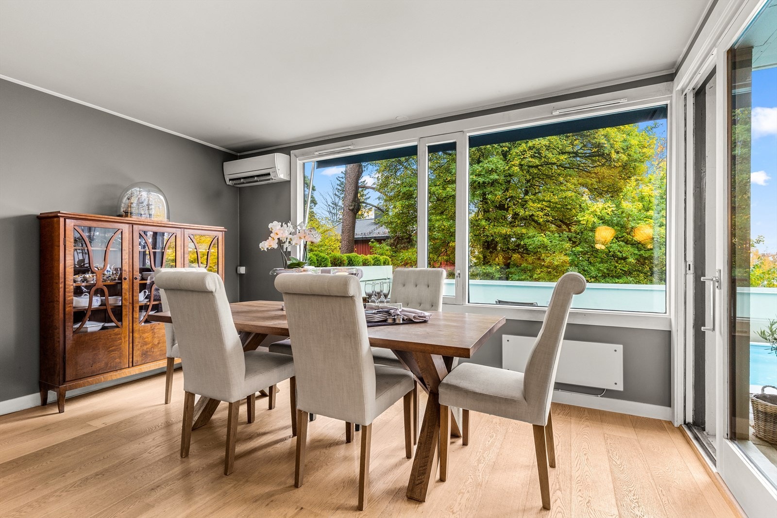 Videre er det god plass til et stort spisebord med muligheter for mange middagsgjester. Galleribilde