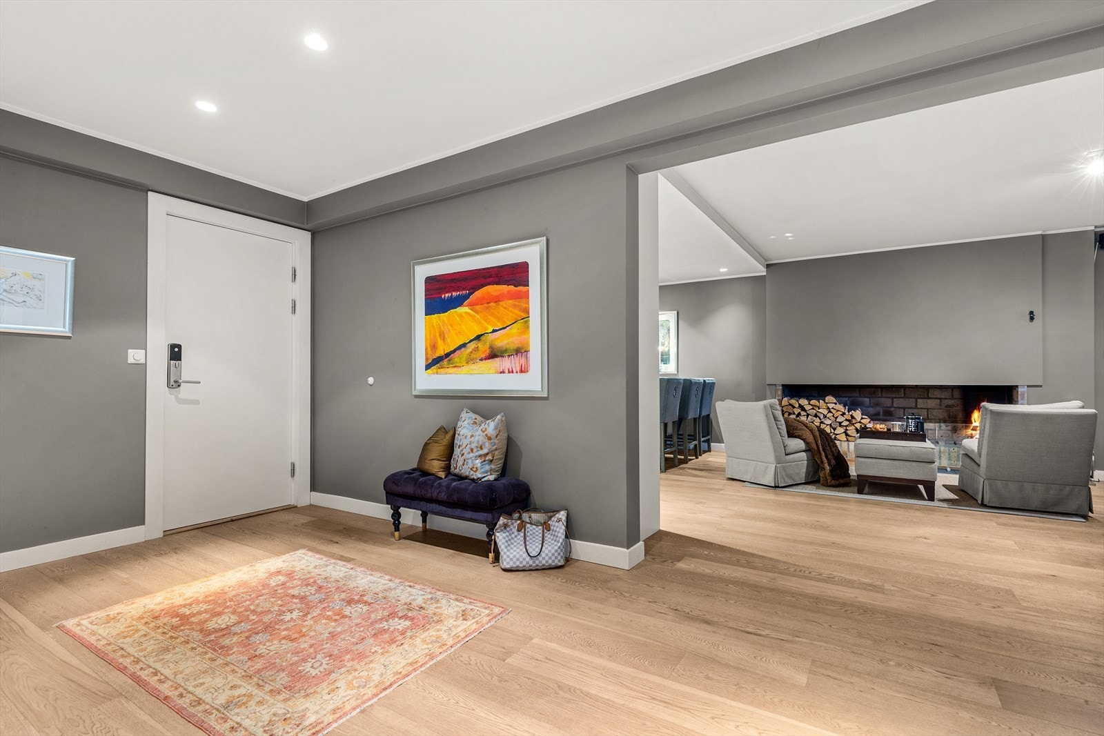 Langs veggen kan du henge opp ekstra knagger, alt etter behov. Galleribilde