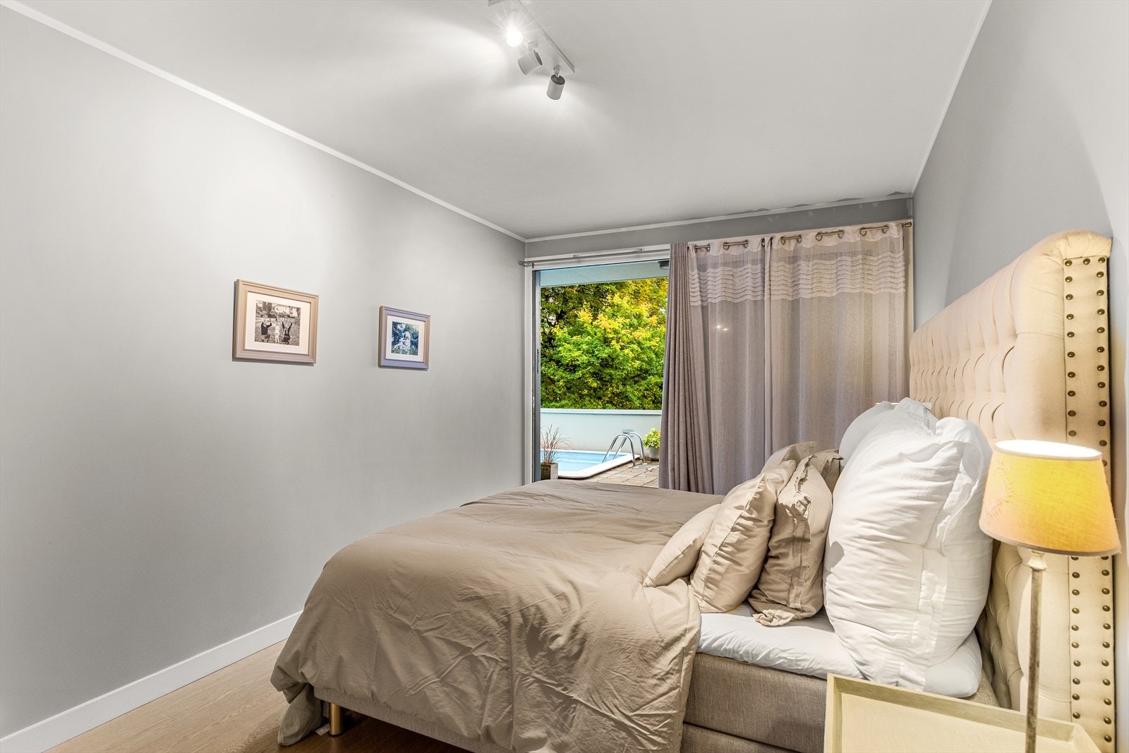 Det er god plass til stor dobbeltseng, nattbord og annen innredning. Behagelige farger er benyttet, slik at det blir en avslappende atmosfære i rommet. Galleribilde