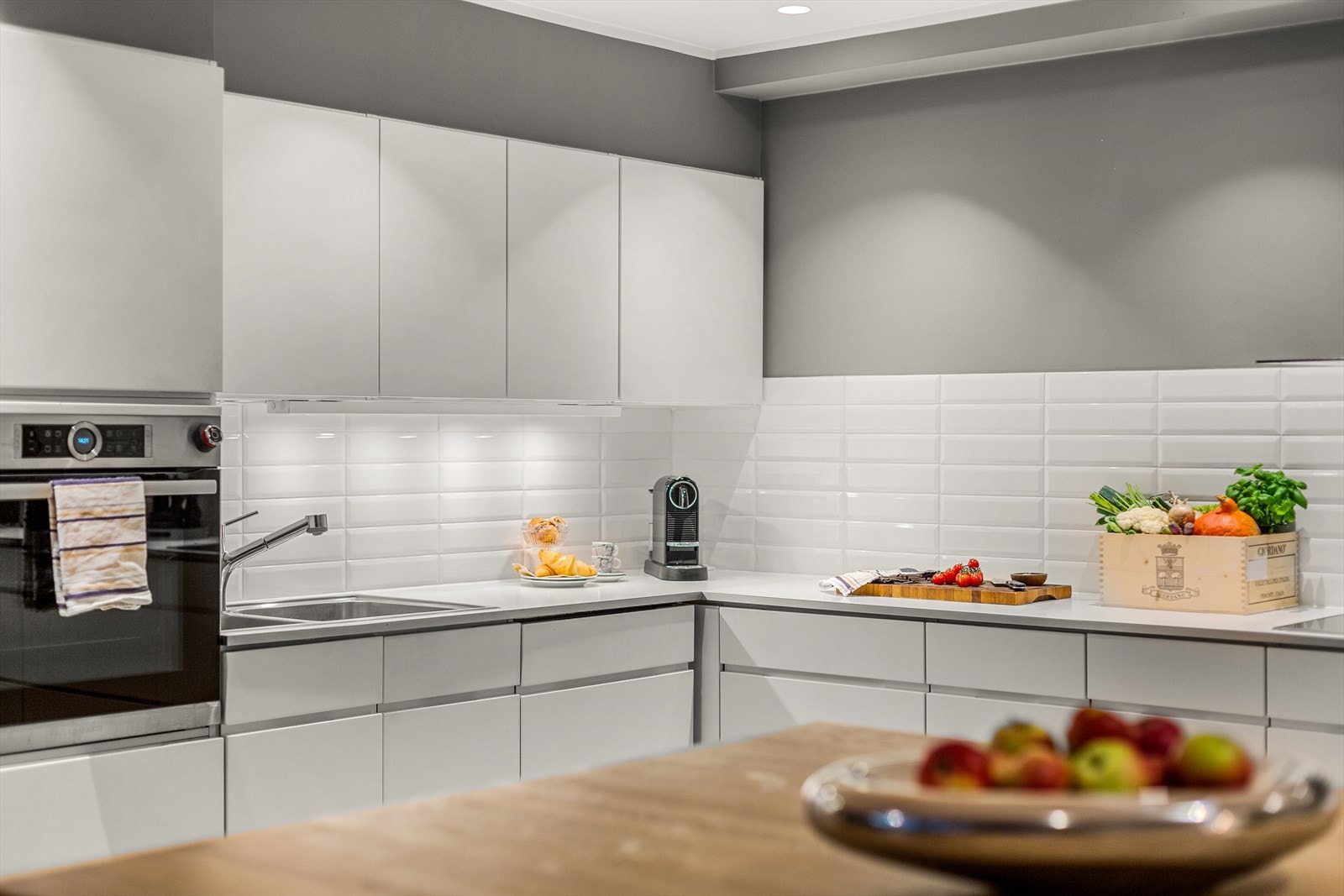 Innredningen består av glatte fronter og laminat benkeplate med nedfelt stålkum. Galleribilde