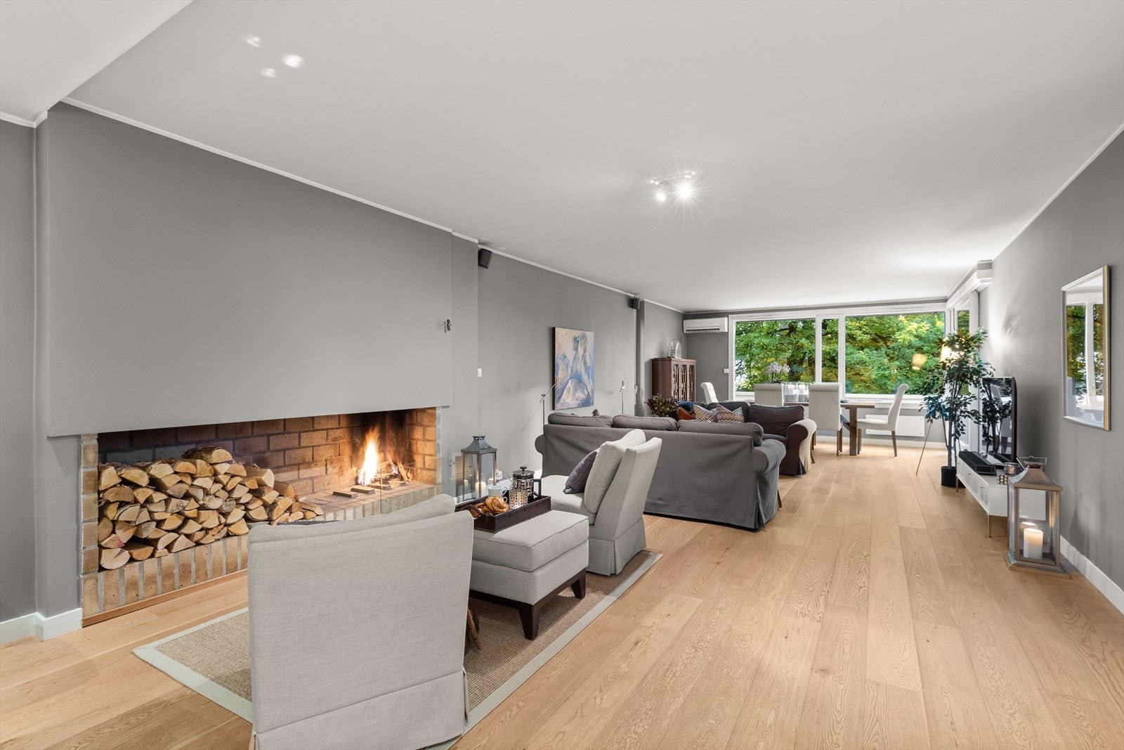 Peisen oppleves som rommets midtpunkt og gir en lun og hyggelig stemning på kalde høst- og vinterdager. Galleribilde