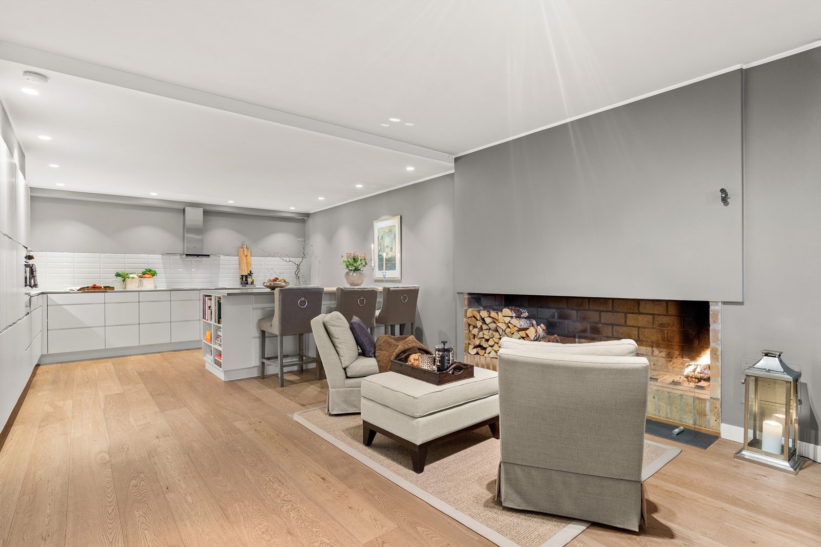 Kjøkkenet er både moderne og velutstyrt. Den lekre kjøkkenøyen sørger for sosiale stunder under matlagingen. Galleribilde