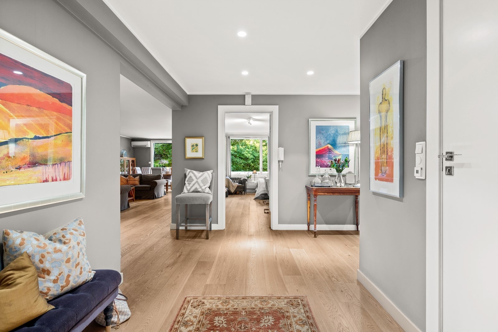 Ditt første møte med leiligheten er en romslig og innbydende entré. Yttertøyet henger du enkelt av i garderobeløsningen ved inngangspartiet. Galleribilde